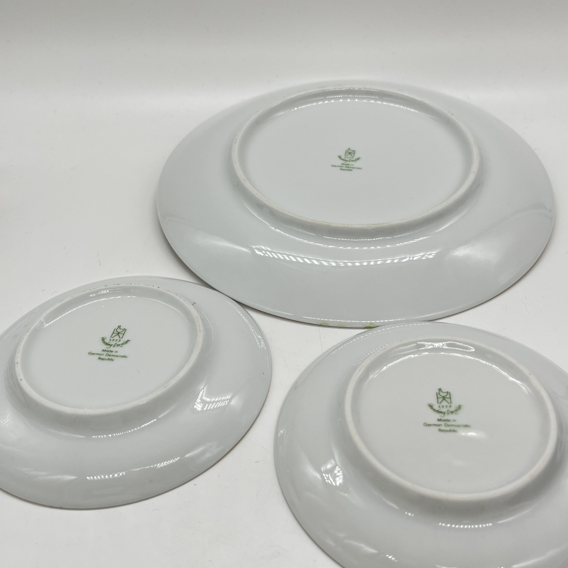 Набор из десертной тарелки и 2 блюдец с цветочным декором, фарфор, деколь, золочение, Graf Von Henneberg Porzellan, 1777 Jlmenau, ГДР, 1972-1977 гг.