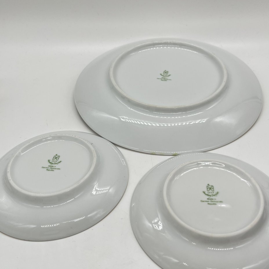 Набор из десертной тарелки и 2 блюдец с цветочным декором, фарфор, деколь, золочение, Graf Von Henneberg Porzellan, 1777 Jlmenau, ГДР, 1972-1977 гг.