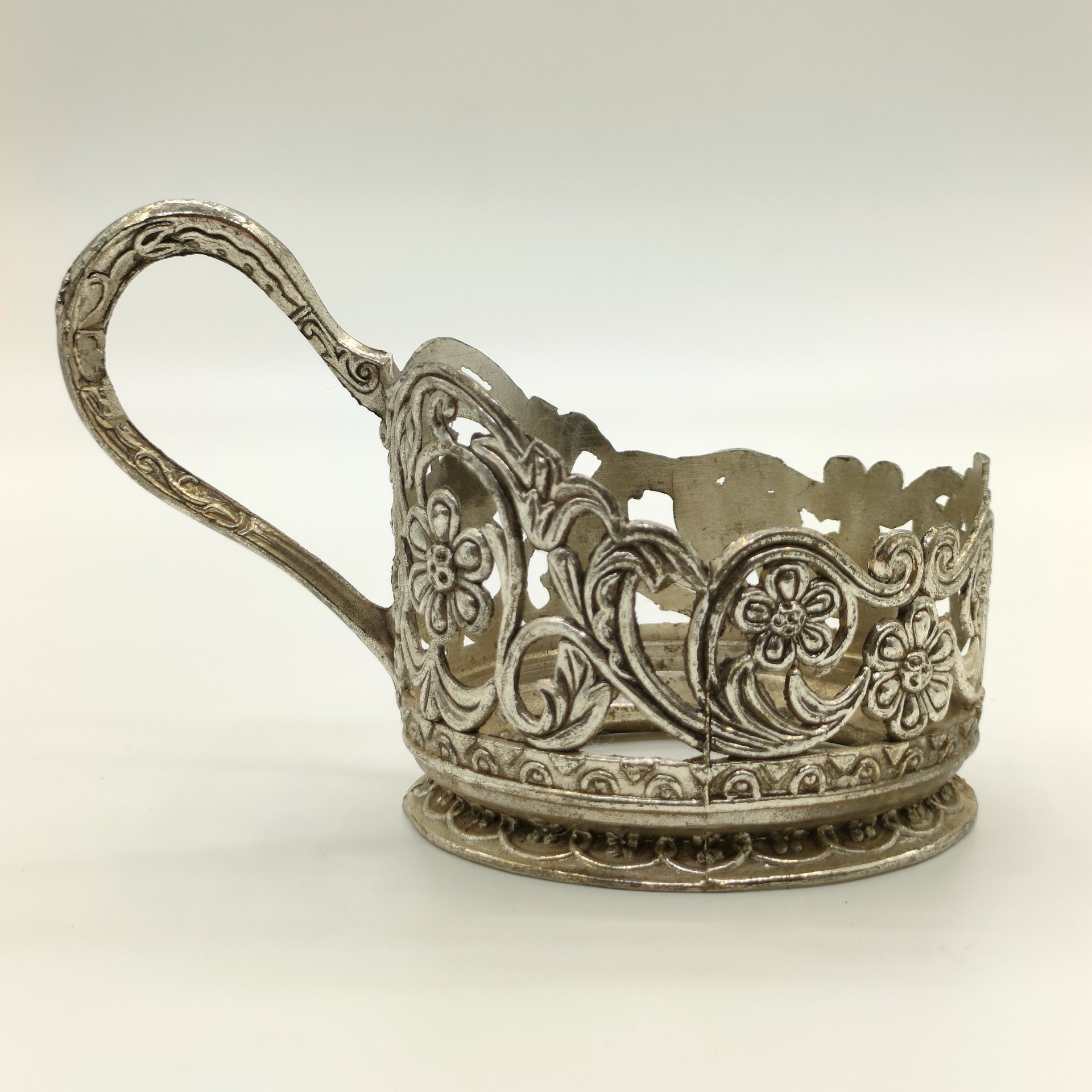 Подстаканник с прорезным цветочным декором на тулове