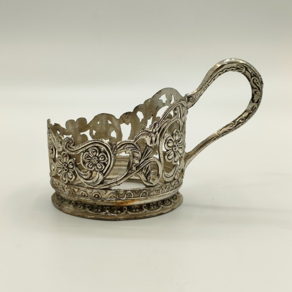 Подстаканник с прорезным цветочным декором на тулове