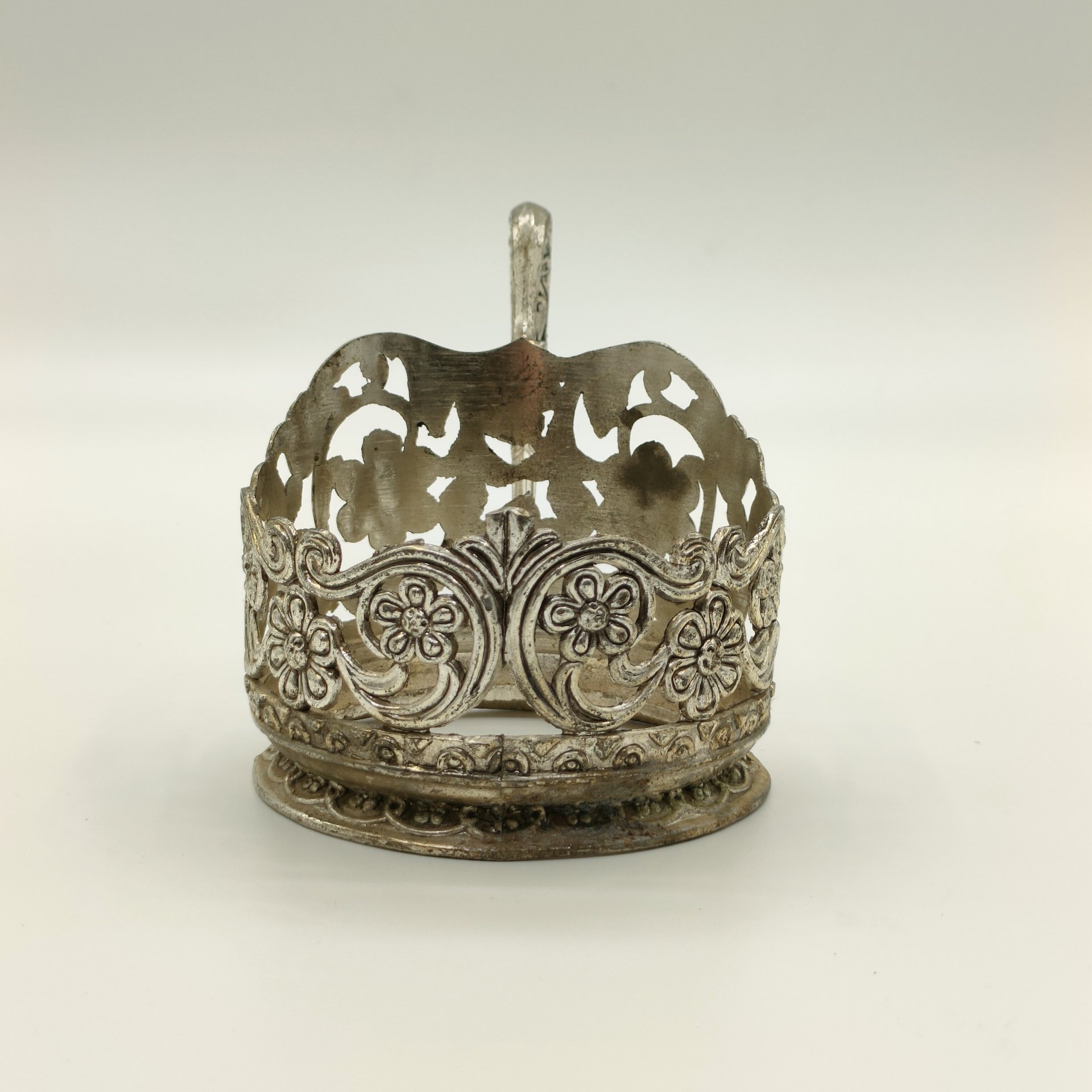 Подстаканник с прорезным цветочным декором на тулове