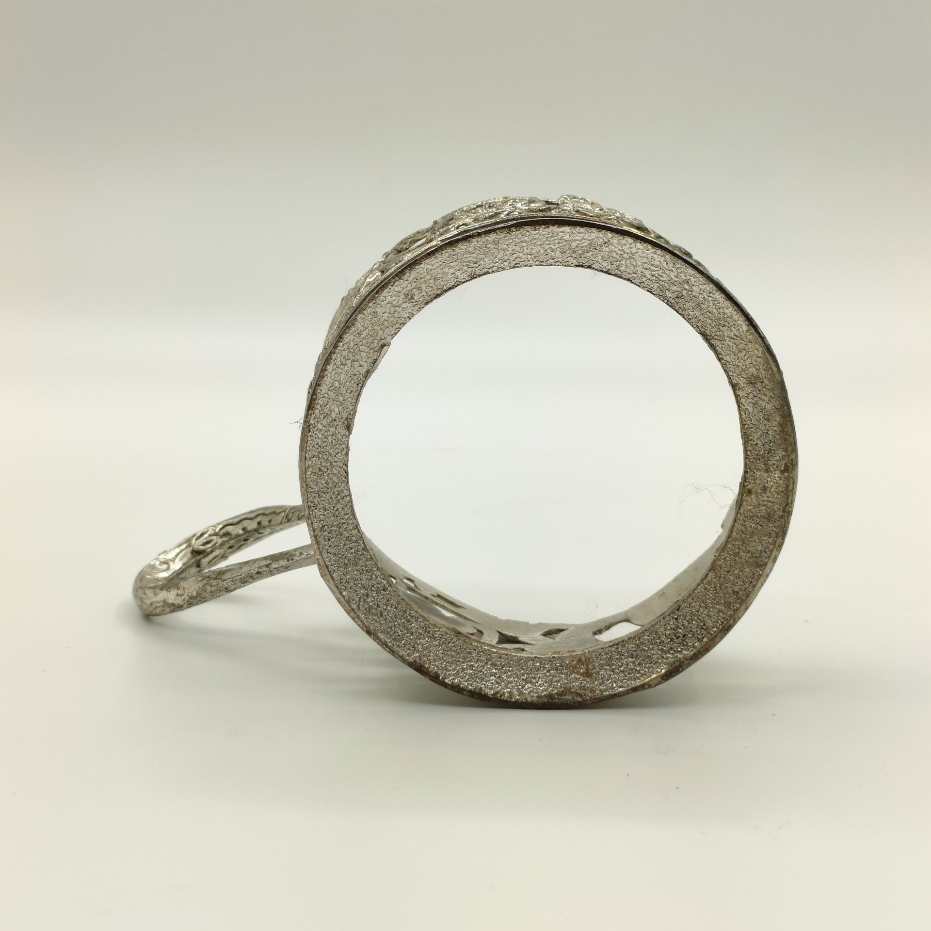 Подстаканник с прорезным цветочным декором на тулове