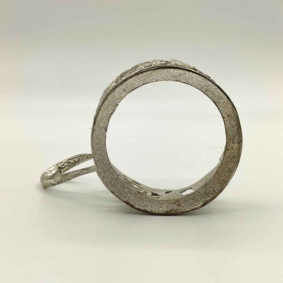 Подстаканник с прорезным цветочным декором на тулове