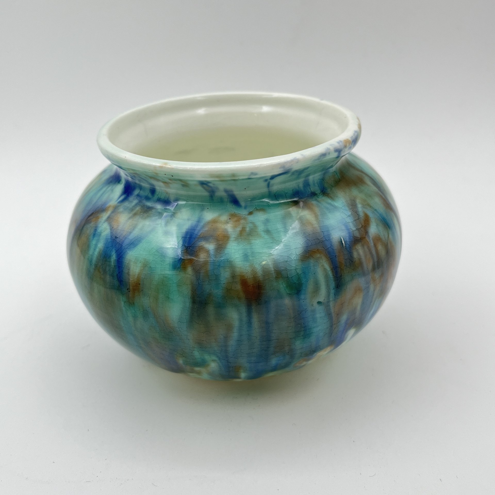 Ваза миниатюрная, выполненная в сине-голубой гамме, фаянс, поливы, Конаковский фаянсовый завод им. М.И. Калинина (ЗиК Конаково), СССР, 1946-1952 гг.