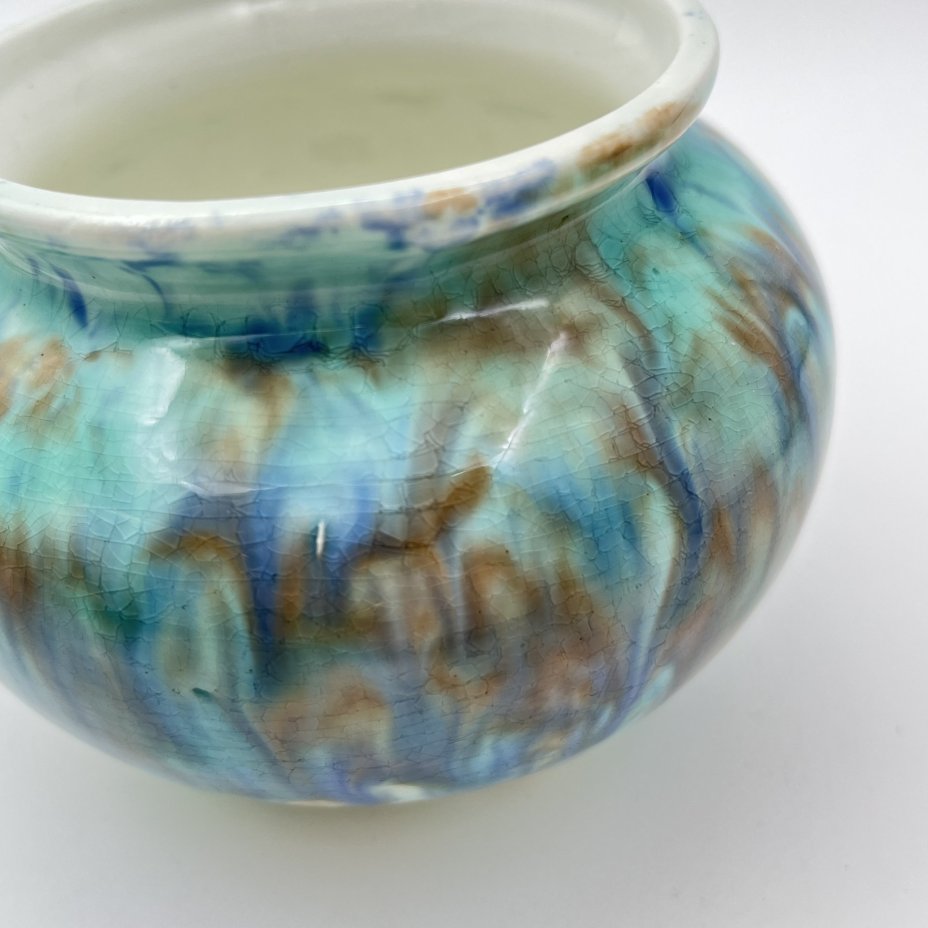 Ваза миниатюрная, выполненная в сине-голубой гамме, фаянс, поливы, Конаковский фаянсовый завод им. М.И. Калинина (ЗиК Конаково), СССР, 1946-1952 гг.