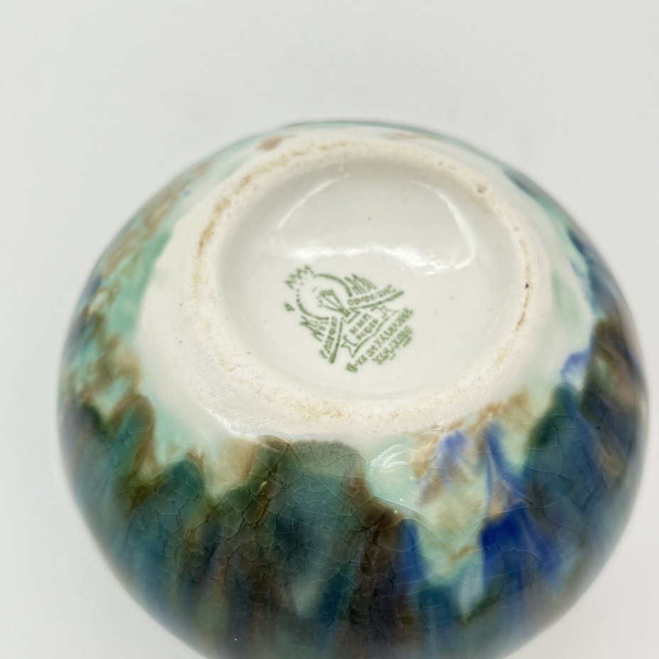 Ваза миниатюрная, выполненная в сине-голубой гамме, фаянс, поливы, Конаковский фаянсовый завод им. М.И. Калинина (ЗиК Конаково), СССР, 1946-1952 гг.