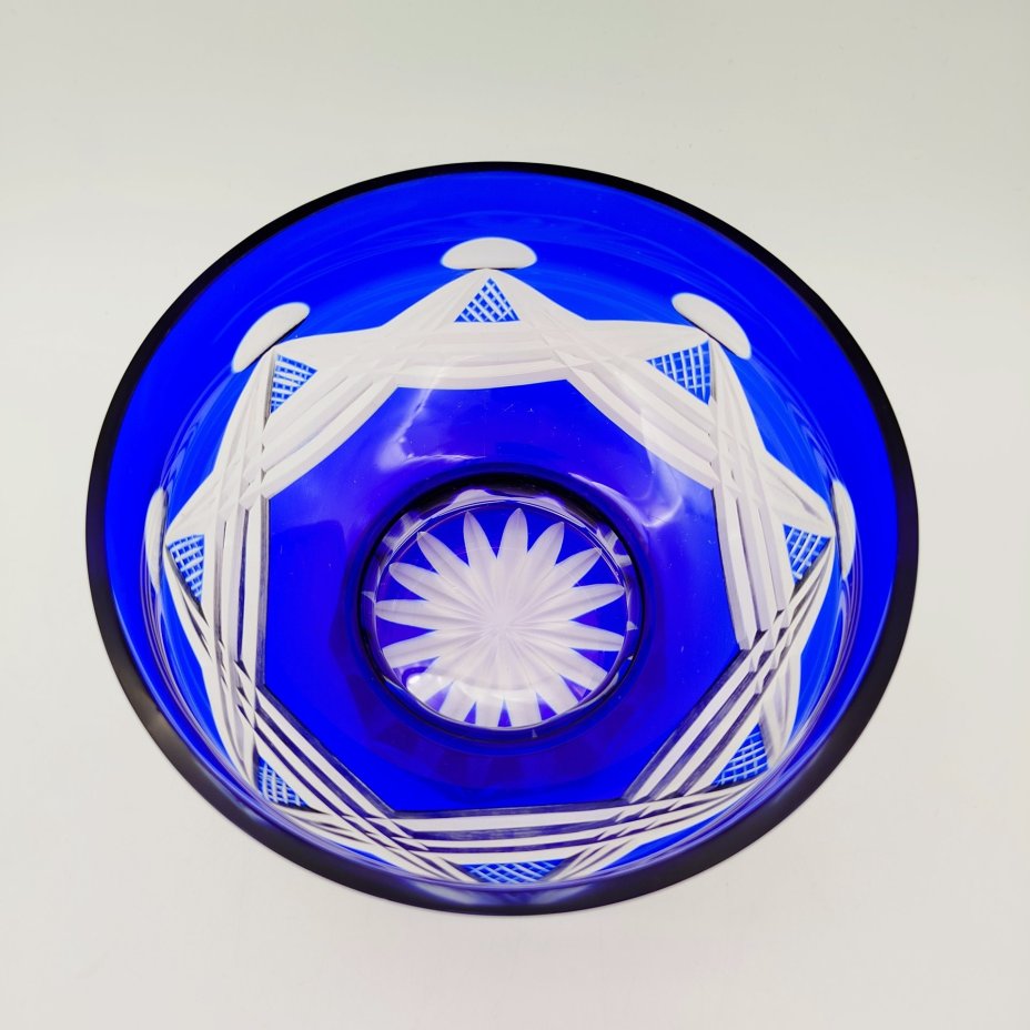 Конфетница кобальтового оттенка с декором в виде гирлянд