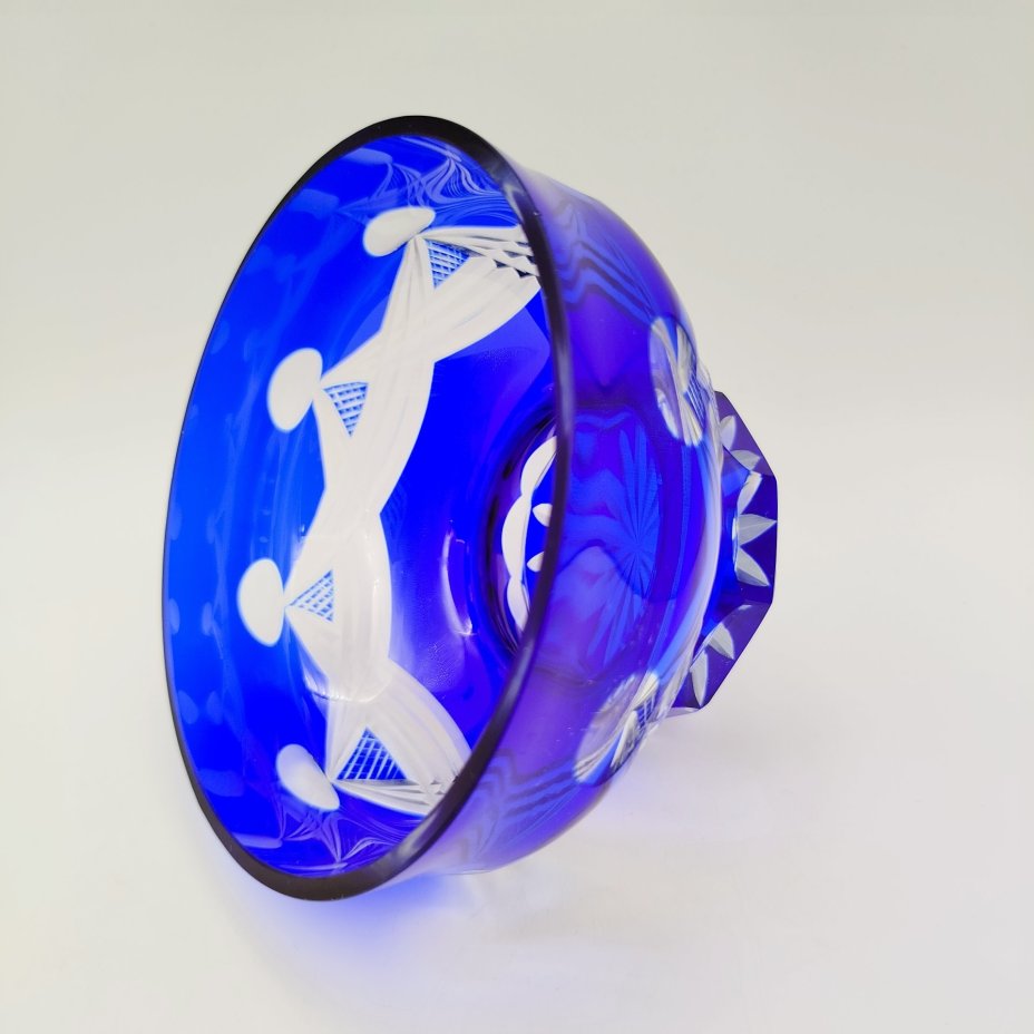 Конфетница кобальтового оттенка с декором в виде гирлянд