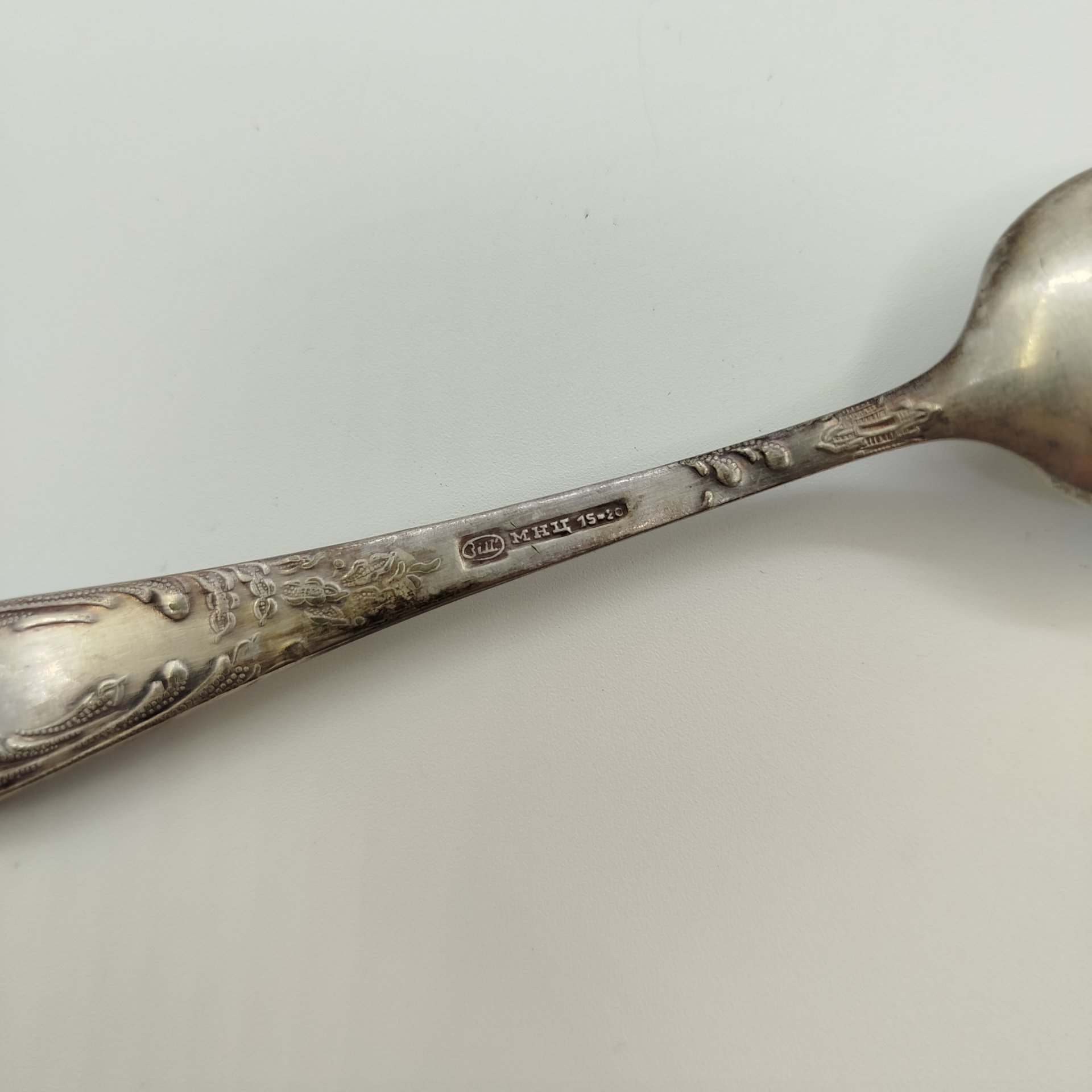 Набор из шести чайных ложек с растительным декором, мНЦ (медь-никель-цинк), серебрение, Вольнянский завод столовых приборов им. Шевченко (ЗiШ, ЗиШ), СССР, 1960-1980 гг.