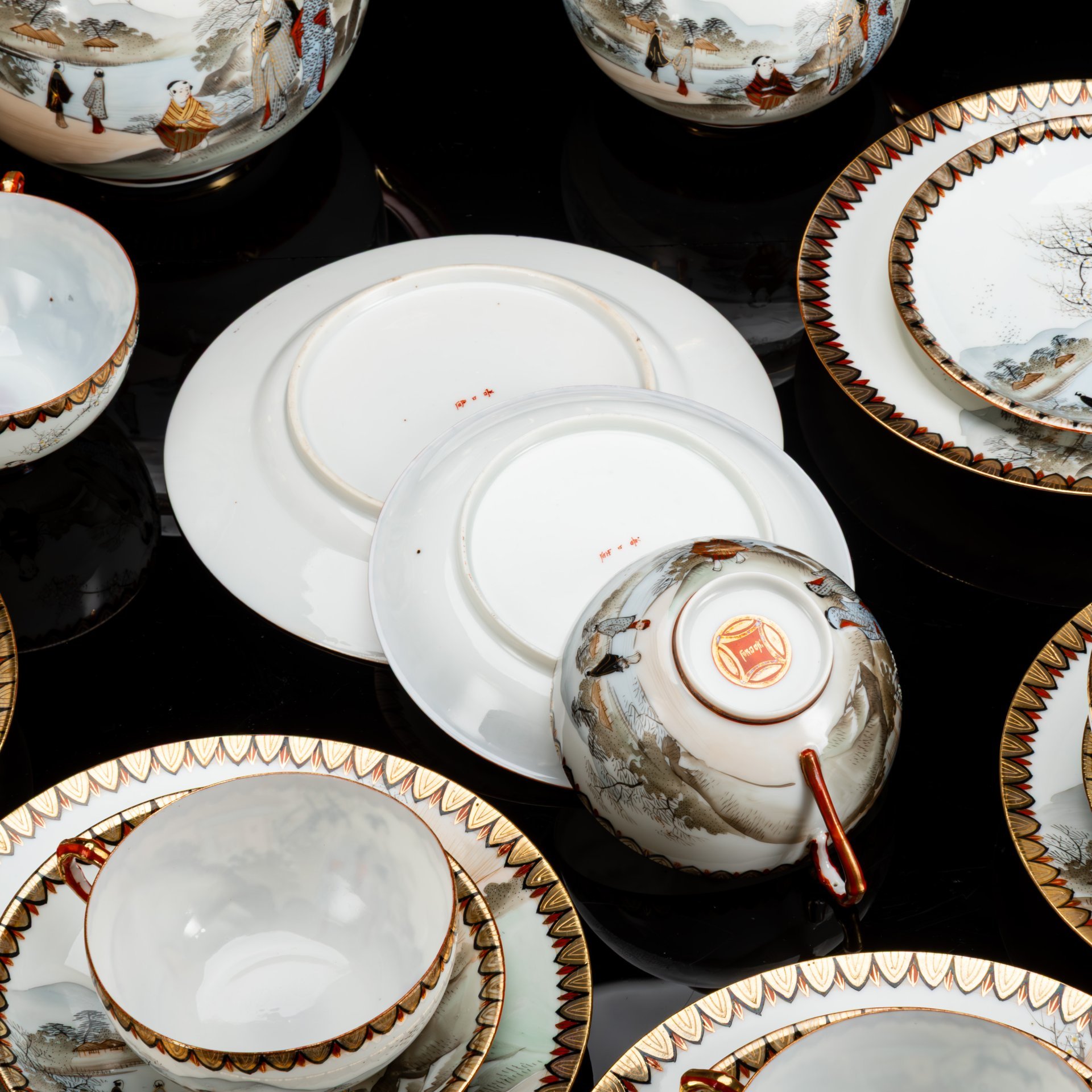 Чайный сервиз "Прогулка гейш ранней весной" на 6 персон (21 предмет), фарфор, роспись, золочение, Япония, 1920-1950 гг.