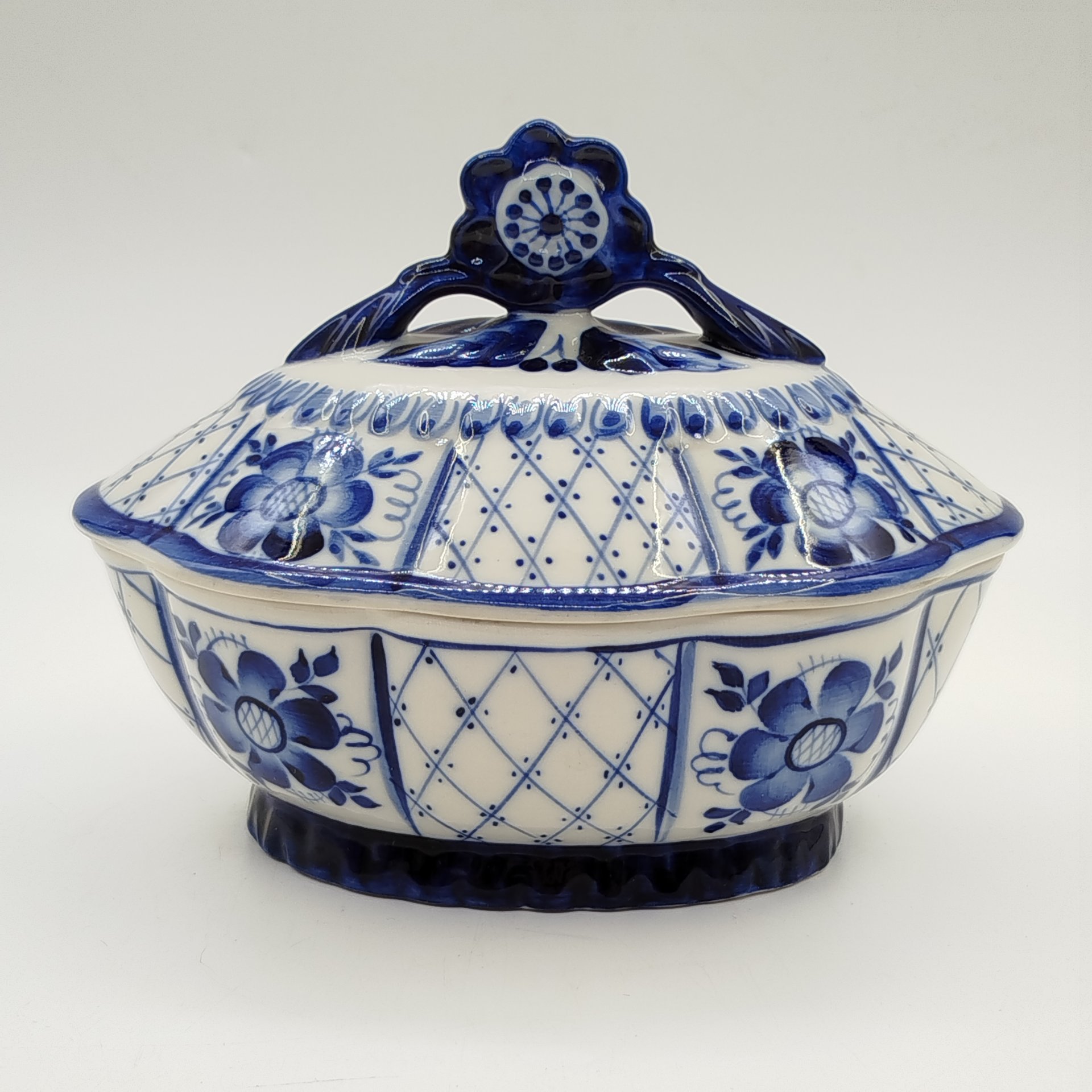 Шкатулка (конфетница) овальной формы с растительным декором