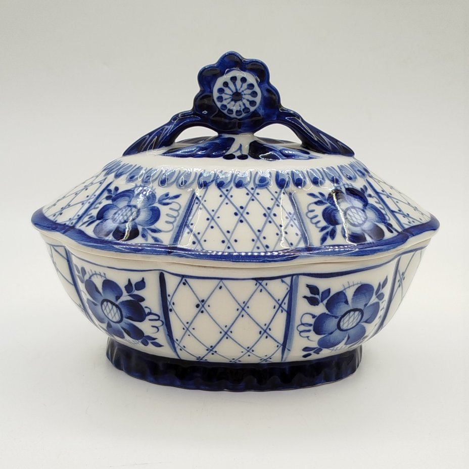 Шкатулка (конфетница) овальной формы с растительным декором