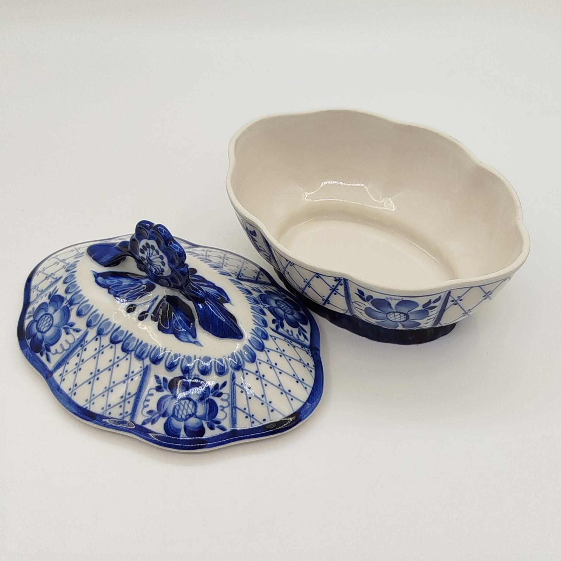 Шкатулка (конфетница) овальной формы с растительным декором