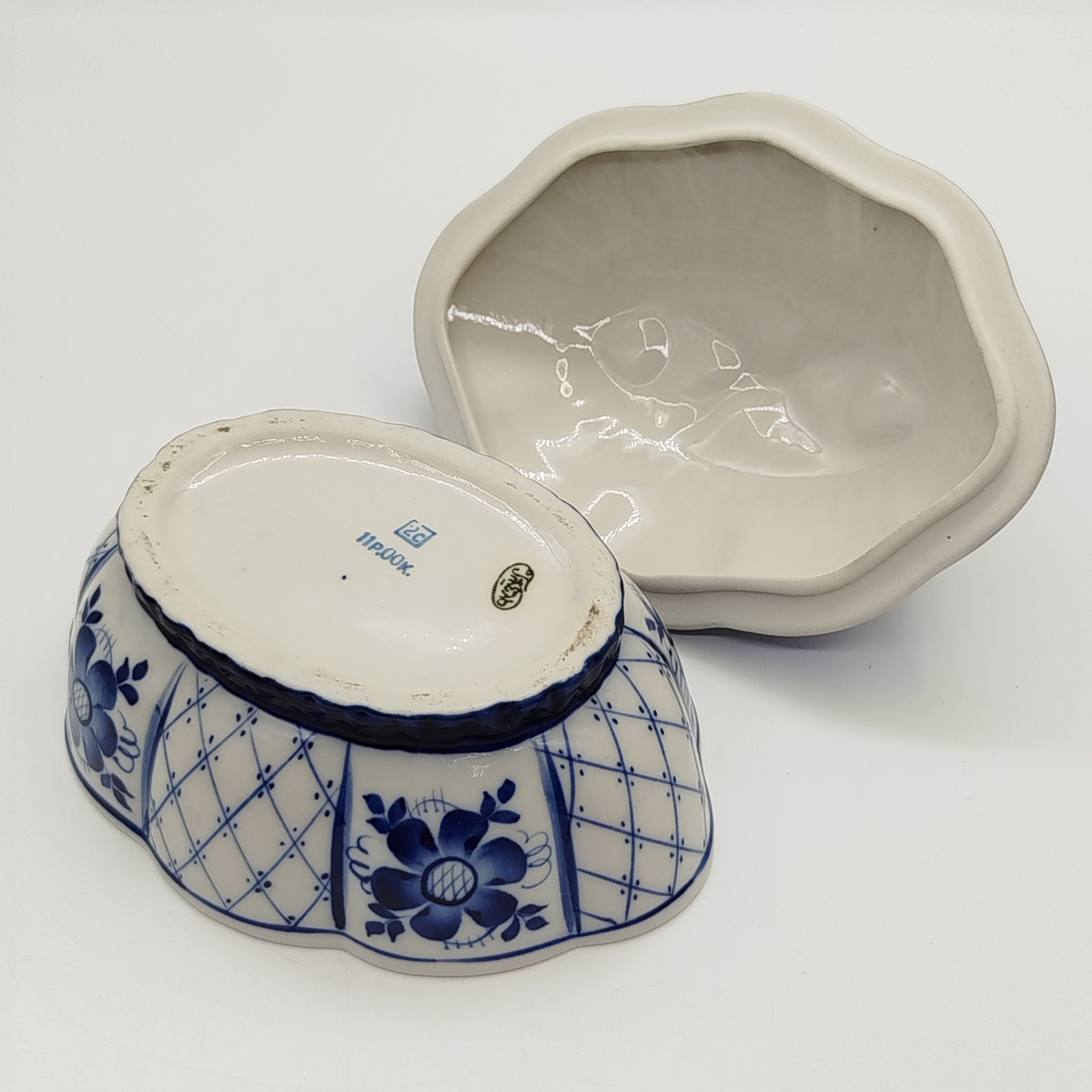 Шкатулка (конфетница) овальной формы с растительным декором