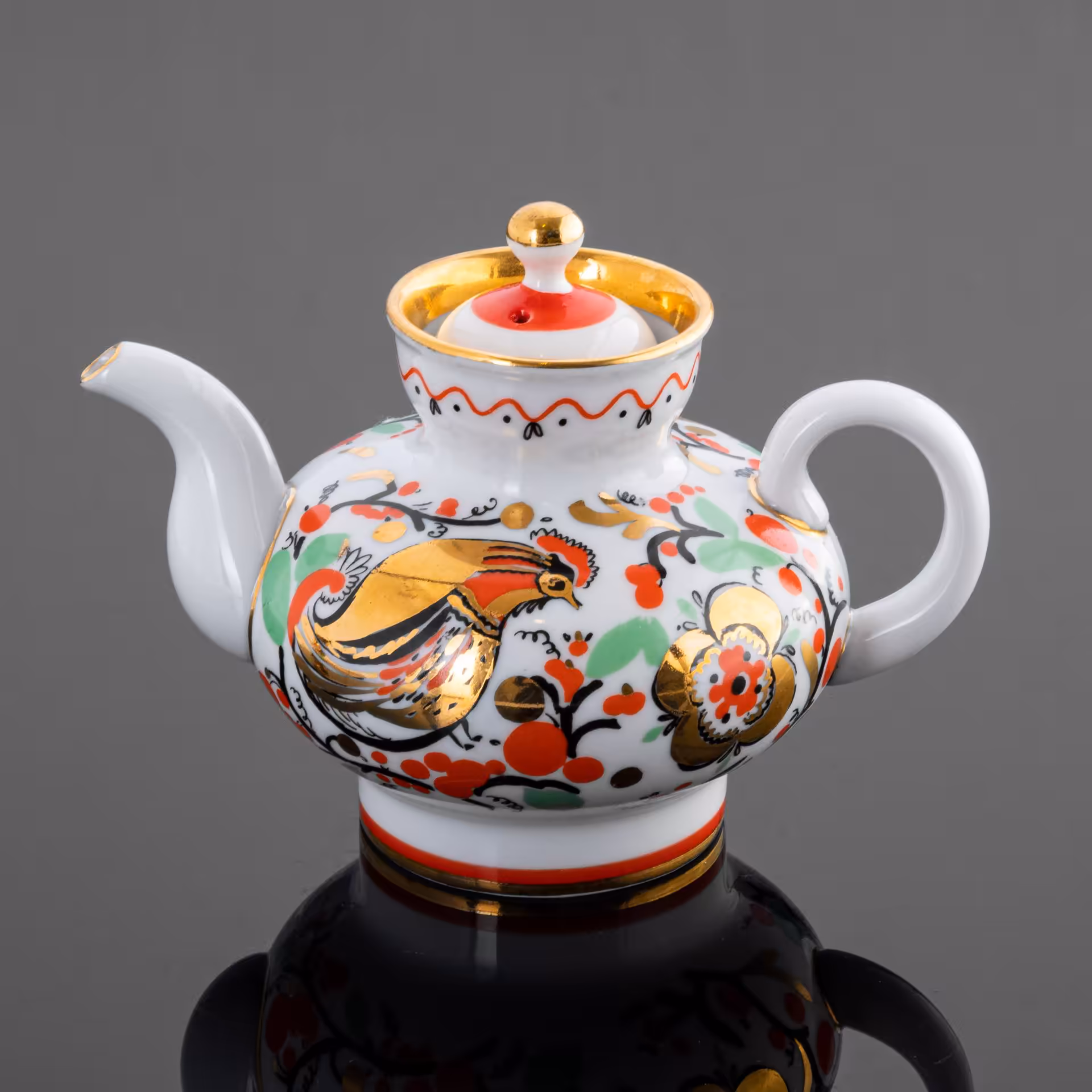 Чайник "Петушок", роспись - Л.И. Григорьева, форма - С.Е. Яковлева, Ленинградский фарфоровый завод (ЛФЗ)