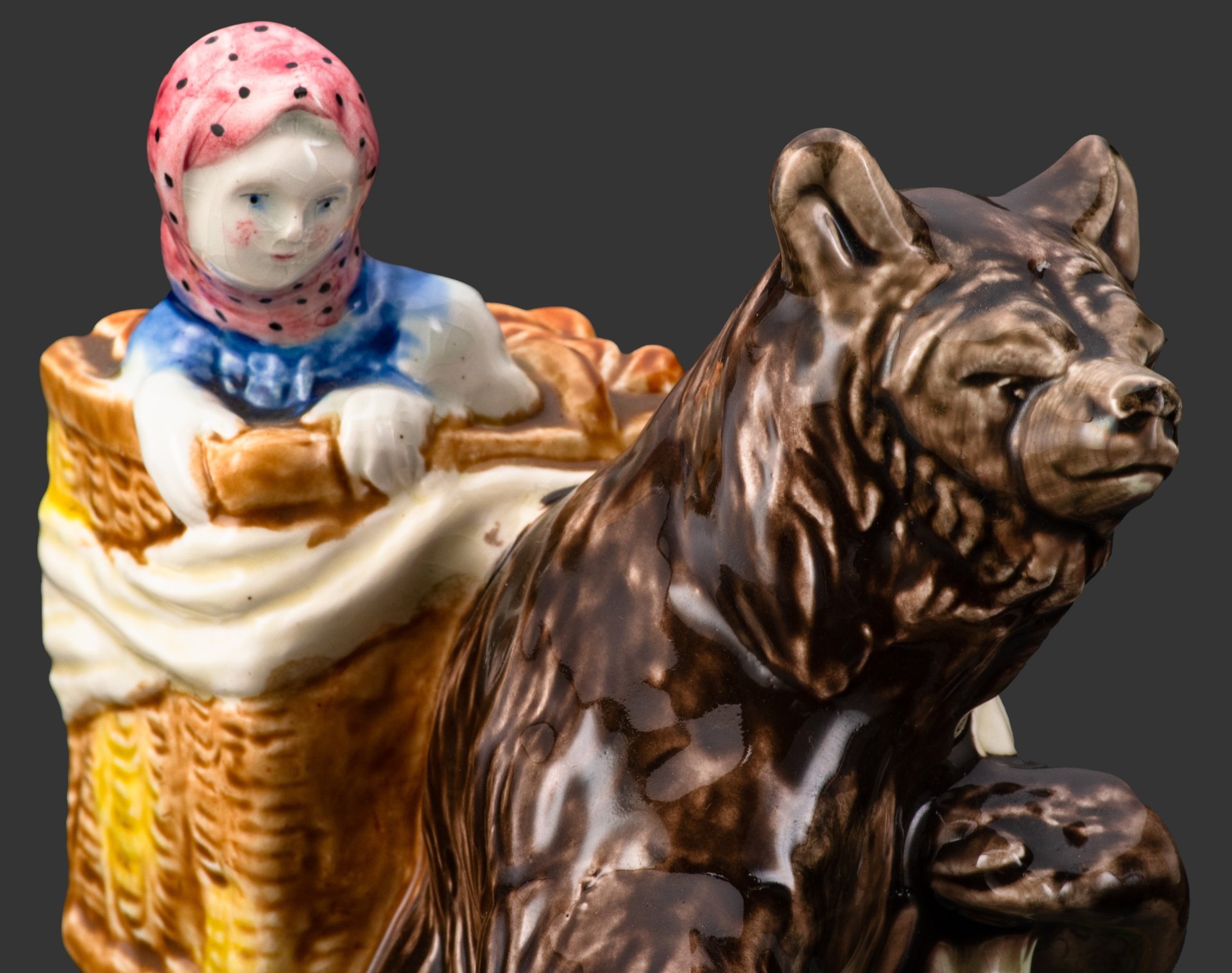 Статуэтка «Маша и медведь», скульптор Визин Э.П., фаянс, роспись, Конаковский фаянсовый завод им. М.И. Калинина (ЗиК Конаково), СССР, 1958 г.