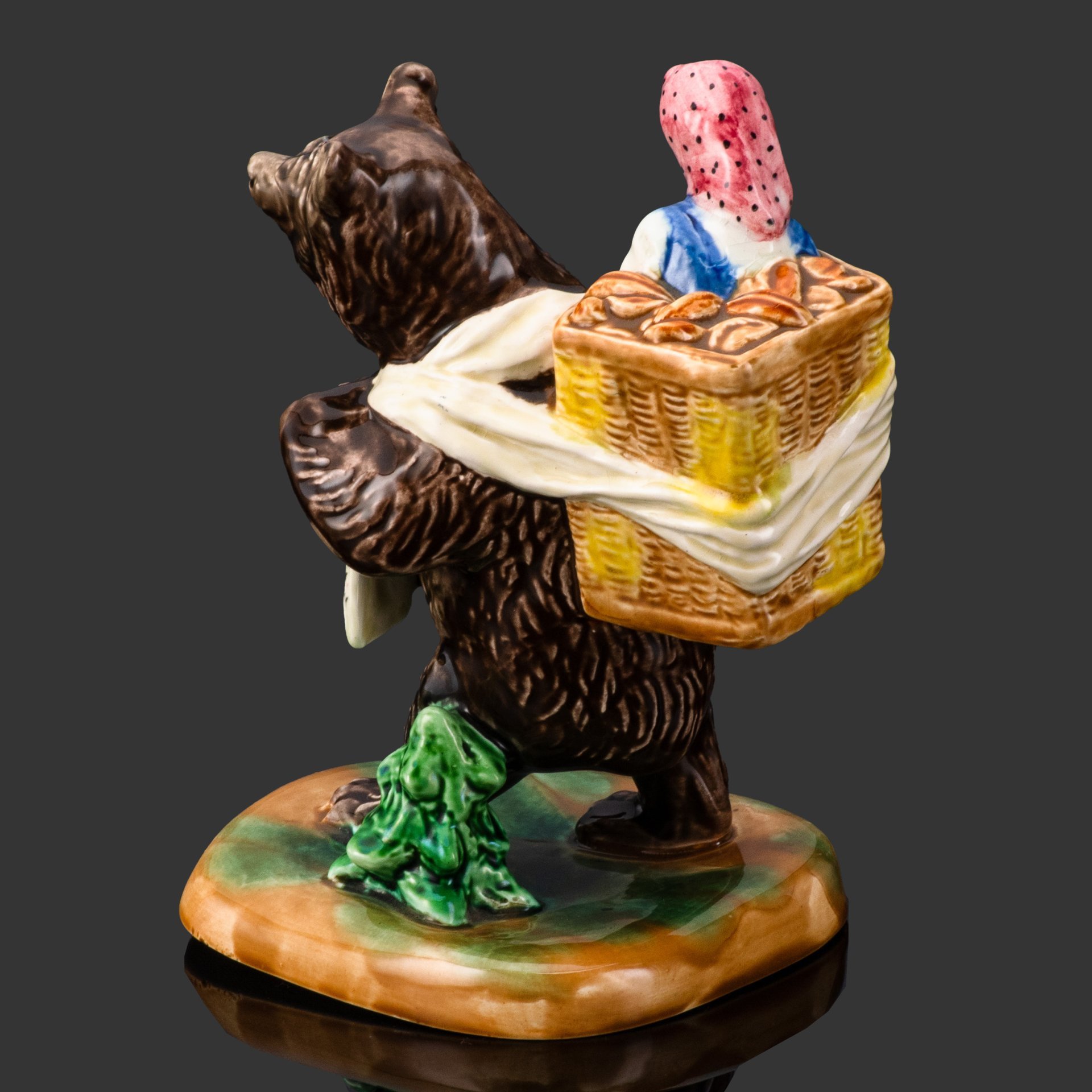 Статуэтка «Маша и медведь», скульптор Визин Э.П., фаянс, роспись, Конаковский фаянсовый завод им. М.И. Калинина (ЗиК Конаково), СССР, 1958 г.