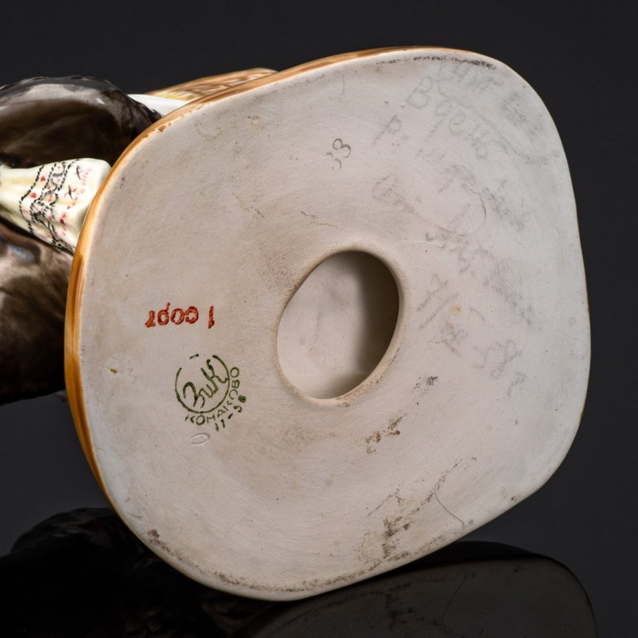 Статуэтка «Маша и медведь», скульптор Визин Э.П., фаянс, роспись, Конаковский фаянсовый завод им. М.И. Калинина (ЗиК Конаково), СССР, 1958 г.