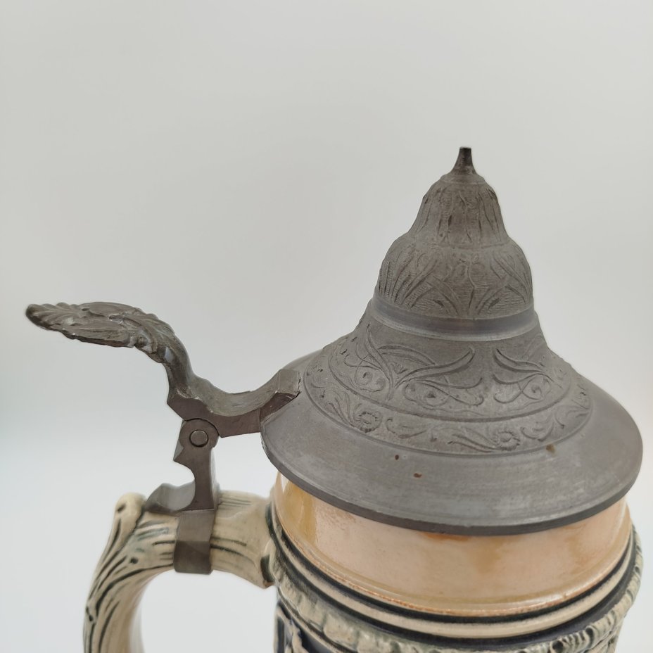 Кружка пивная с крышкой , украшенная трактирной сценкой и шутливой надписью "Пиво и вино должны быть", керамика, рельеф, люстр, крышка - сплав металлов, Германия, 1960-1990 гг.