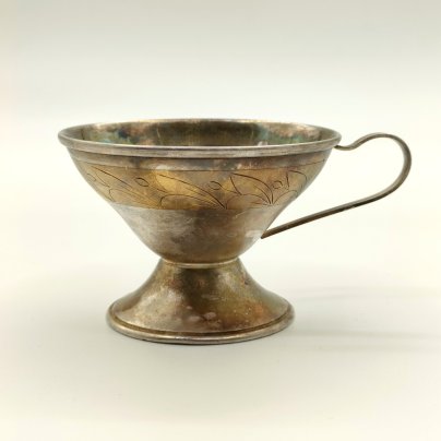 Чашка кофейная, украшенная растительным декором, мельхиор (медь-никель), золочение, Мстерский завод художественных изделий «Ювелир», СССР, 1965-1990 гг.