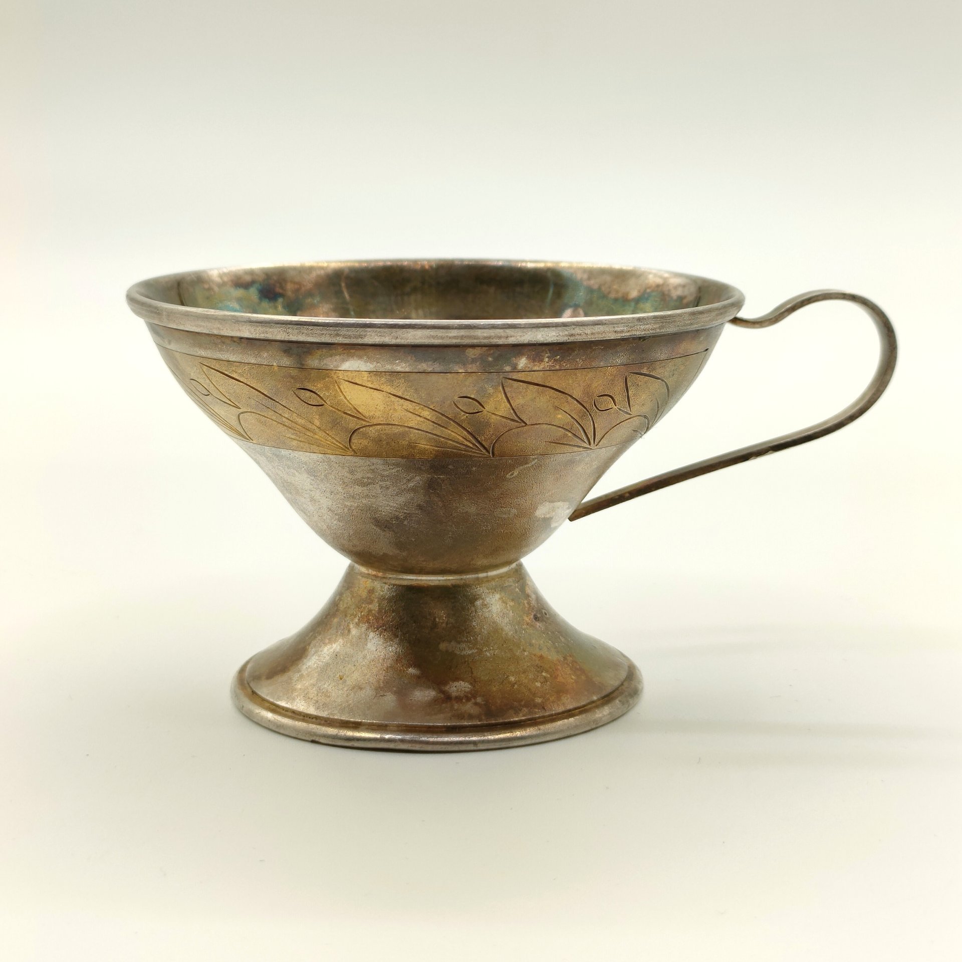 Чашка кофейная, украшенная растительным декором, мельхиор (медь-никель), золочение, Мстерский завод художественных изделий «Ювелир», СССР, 1965-1990 гг.