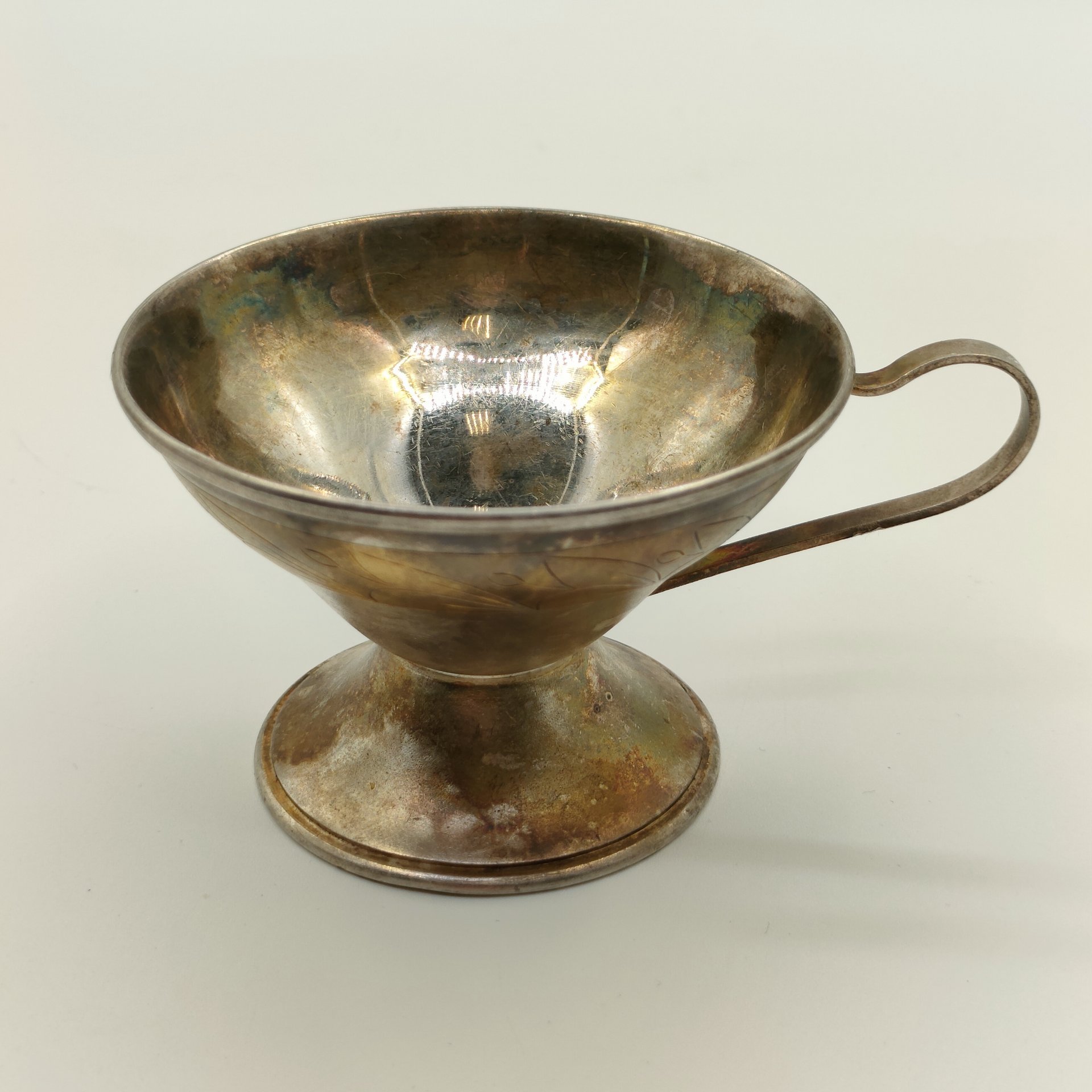 Чашка кофейная, украшенная растительным декором, мельхиор (медь-никель), золочение, Мстерский завод художественных изделий «Ювелир», СССР, 1965-1990 гг.