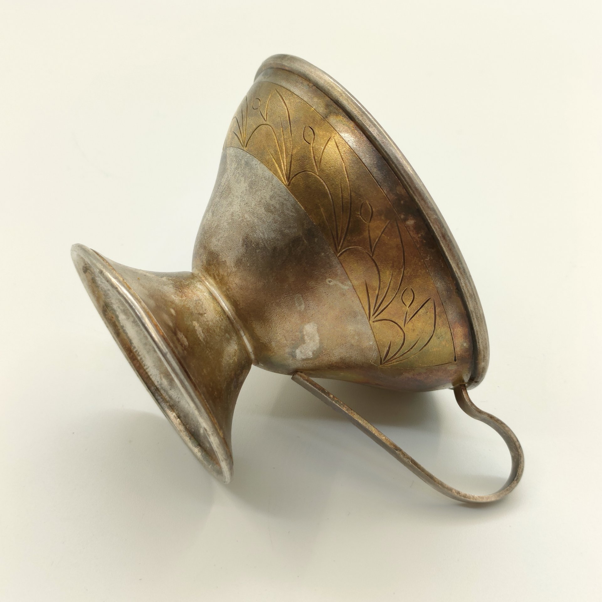 Чашка кофейная, украшенная растительным декором, мельхиор (медь-никель), золочение, Мстерский завод художественных изделий «Ювелир», СССР, 1965-1990 гг.