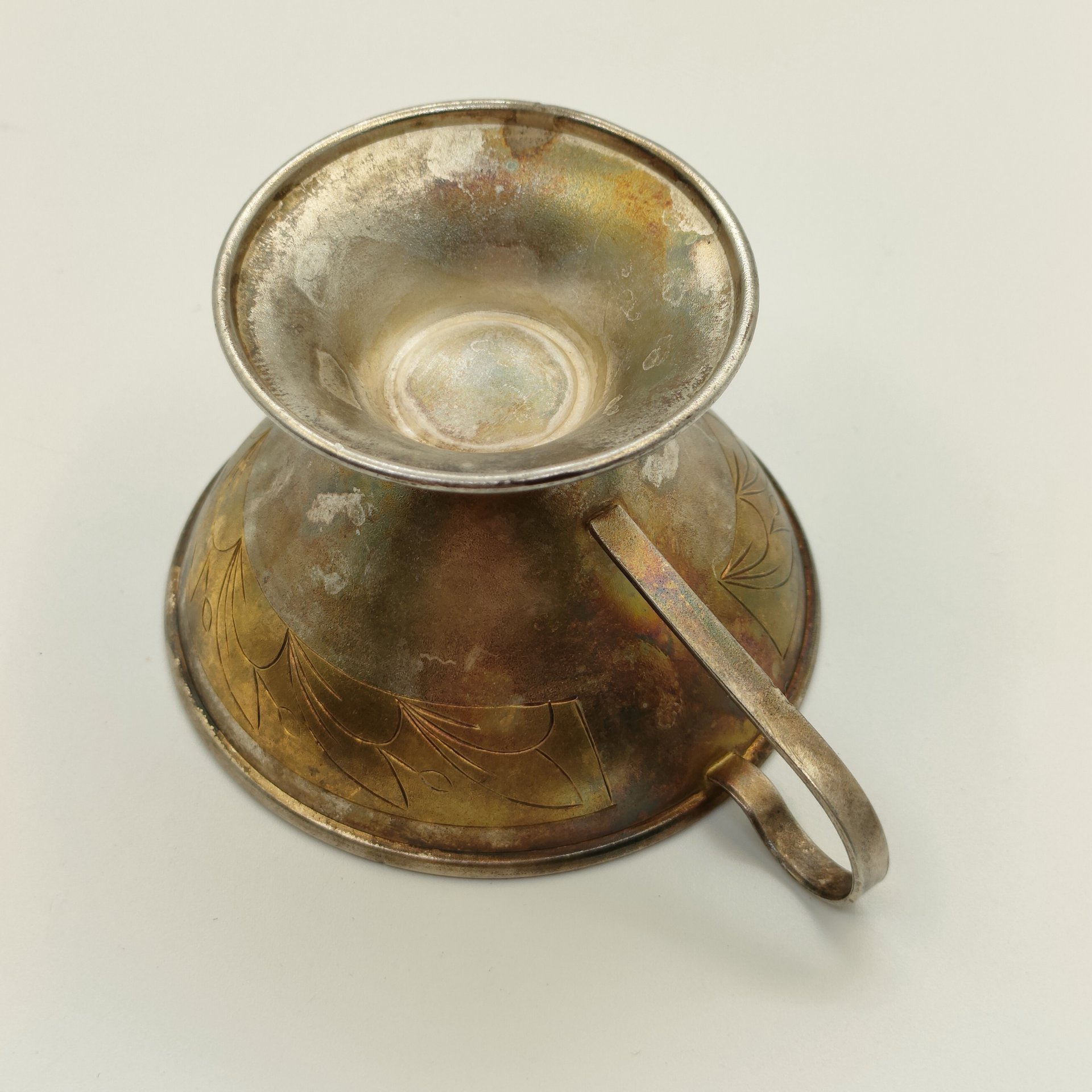 Чашка кофейная, украшенная растительным декором, мельхиор (медь-никель), золочение, Мстерский завод художественных изделий «Ювелир», СССР, 1965-1990 гг.