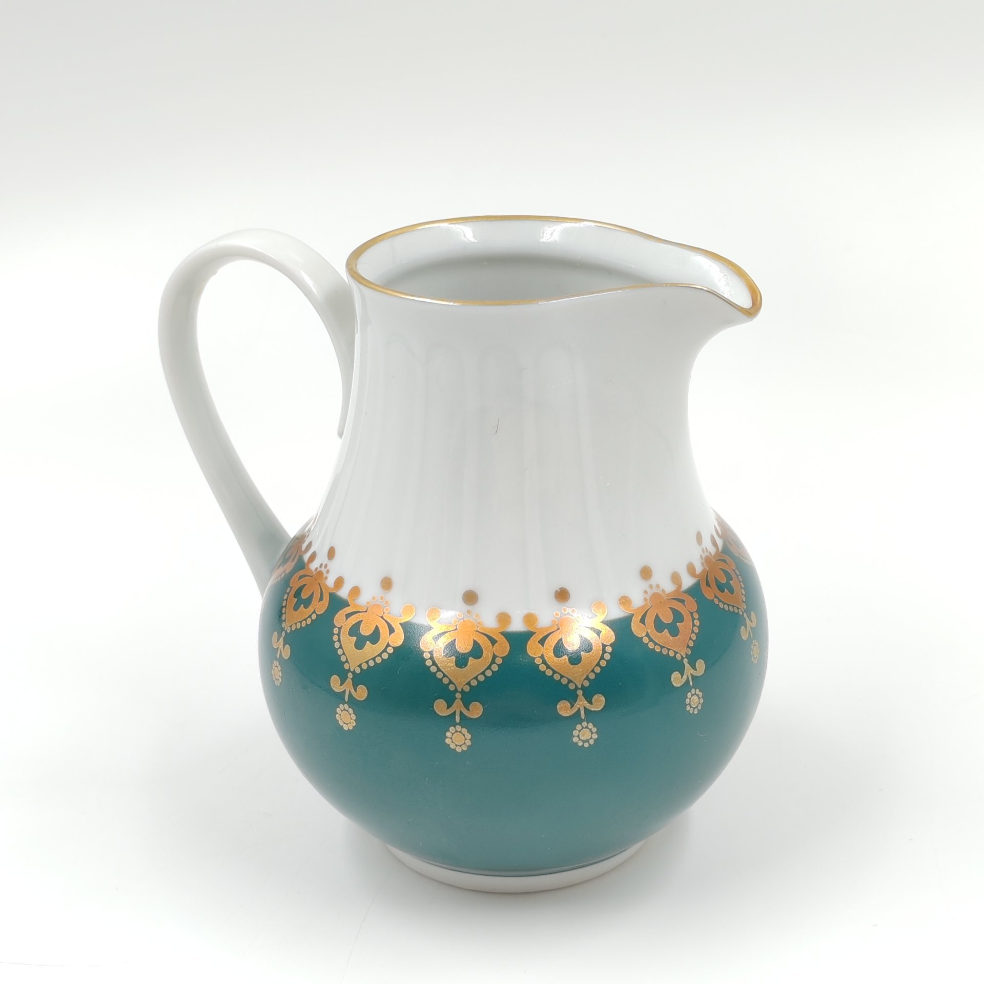 Сливочник (молочник), украшенный узорами, фарфор, золочение, Graf Von Henneberg Porzellan, 1777 Jlmenau, ГДР, 1970-1980 гг., Graf Von Henneberg Porzellan