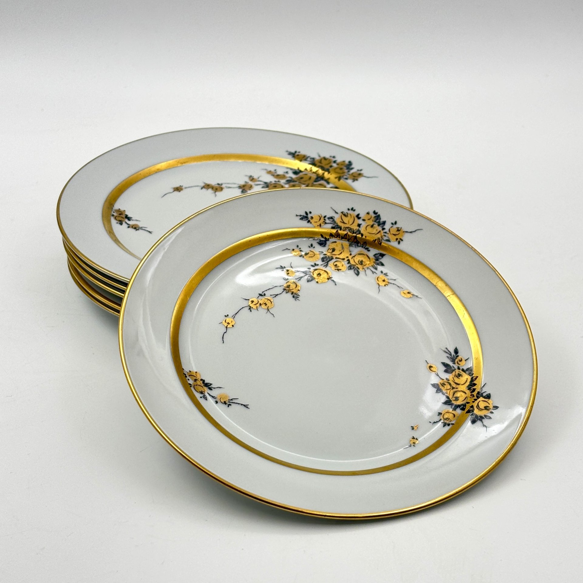 Набор из шести пирожковых тарелок с цветочным декором золотистого цвета, фарфор, деколь, золочение, Graf Von Henneberg Porzellan, 1777 Jlmenau, ГДР, 1973-1977 гг.