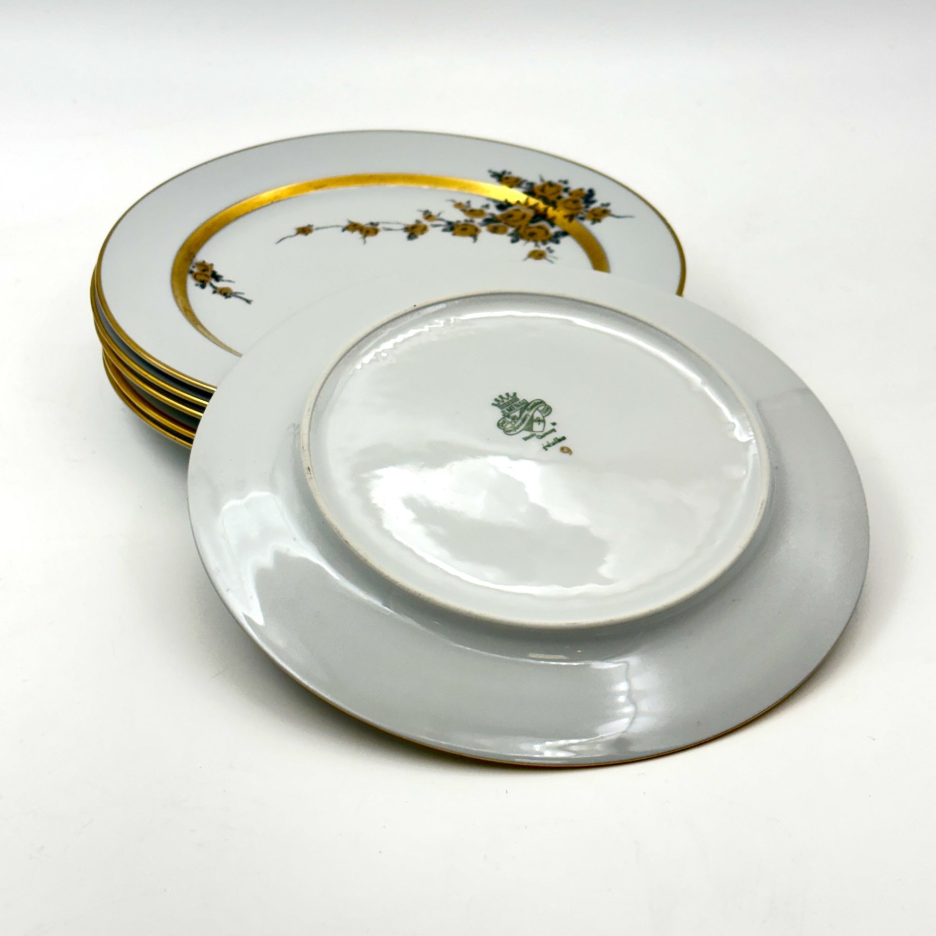 Набор из шести пирожковых тарелок с цветочным декором золотистого цвета, фарфор, деколь, золочение, Graf Von Henneberg Porzellan, 1777 Jlmenau, ГДР, 1973-1977 гг.