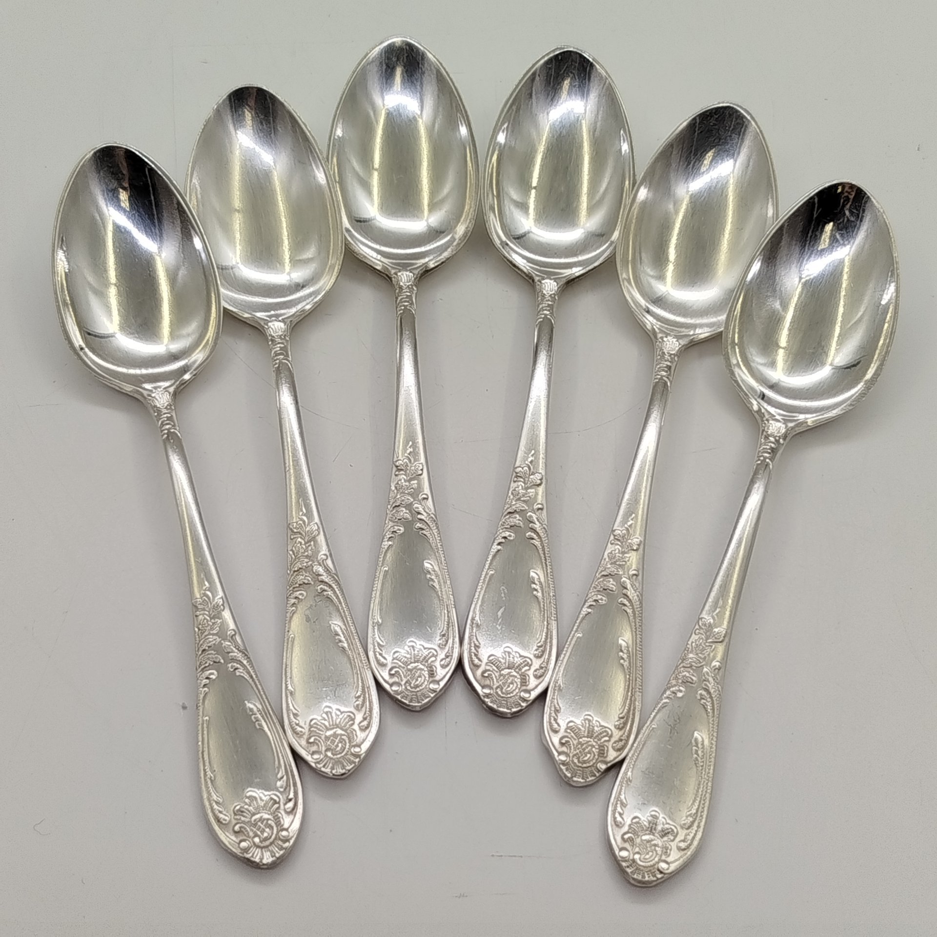 Набор из 6-ти чайных ложек, украшенных растительным декором,