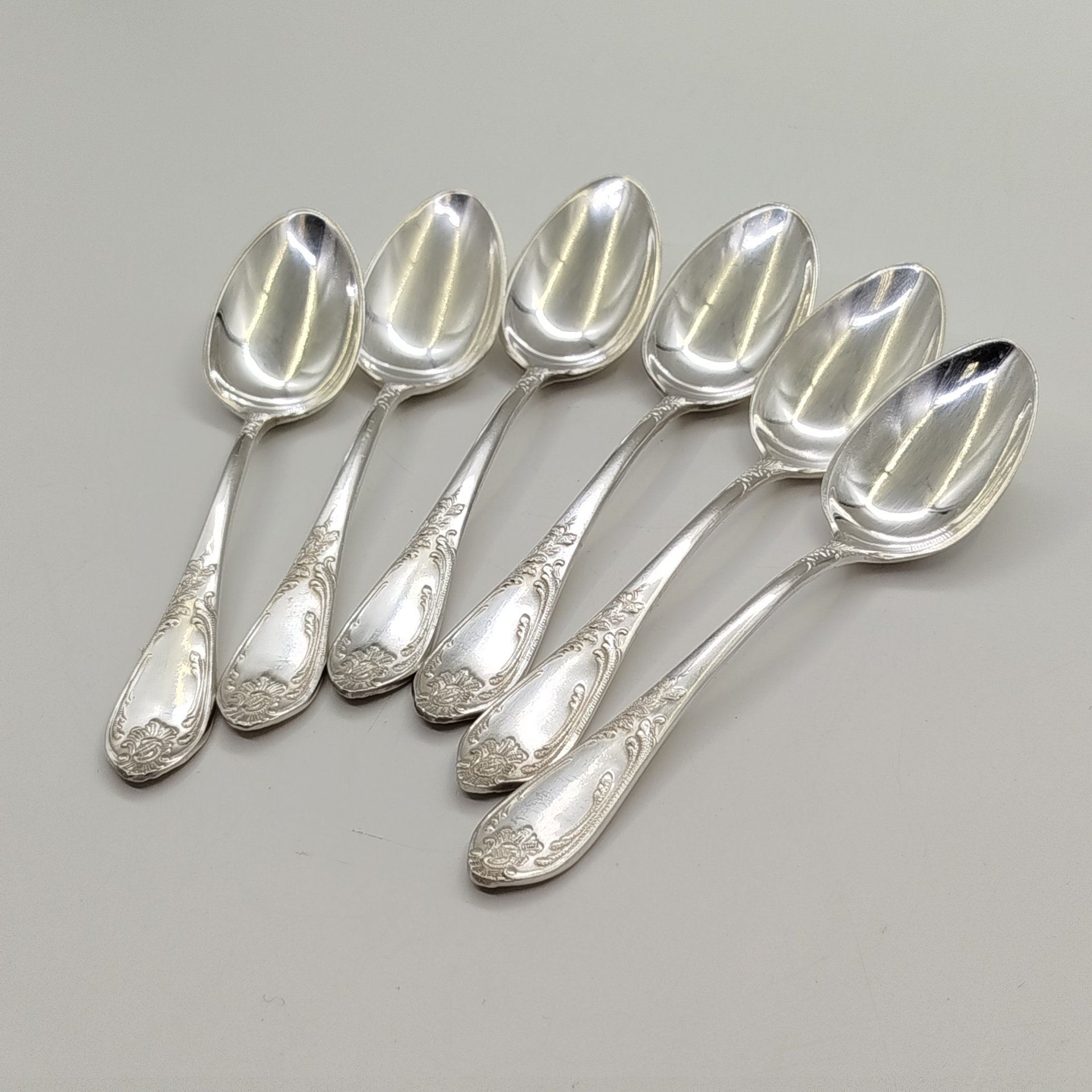 Набор из 6-ти чайных ложек, украшенных растительным декором,