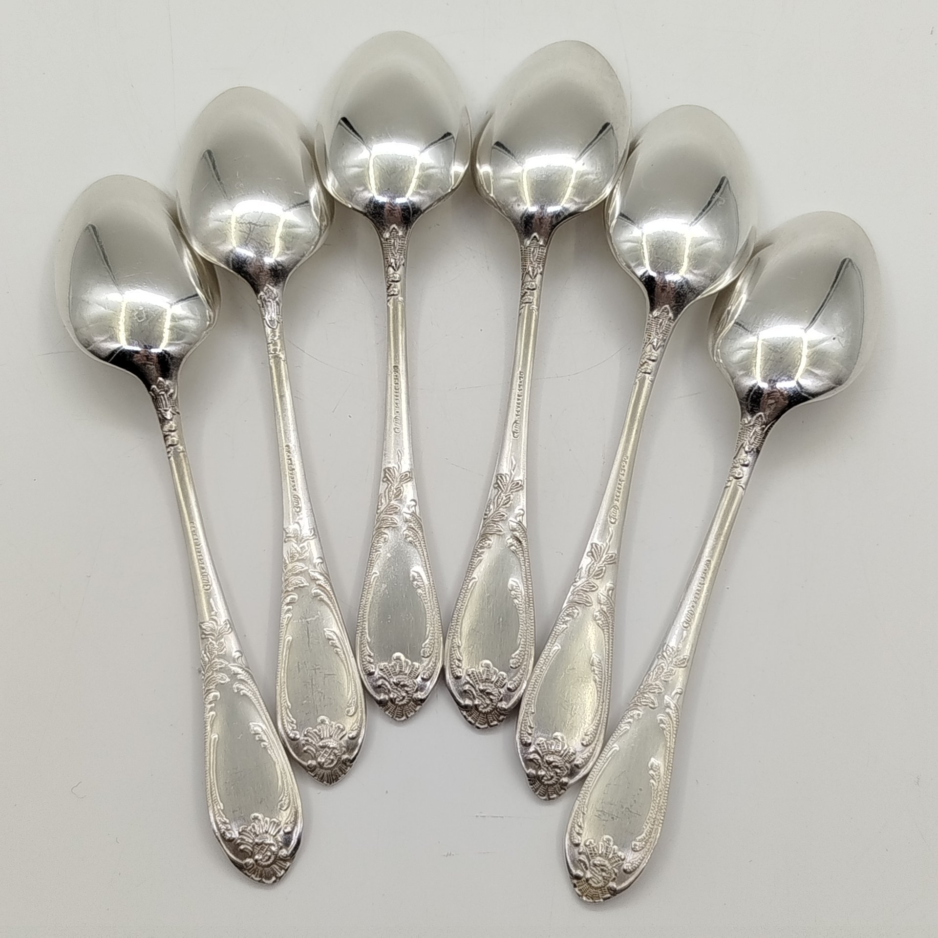 Набор из 6-ти чайных ложек, украшенных растительным декором,