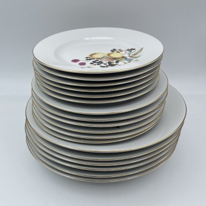 Набор тарелок "Ягоды и фрукты" на 6 персон (18 предметов), фарфор, деколь, золочение, Graf Von Henneberg Porzellan, 1777 Jlmenau, ГДР, 1970-1980 гг.