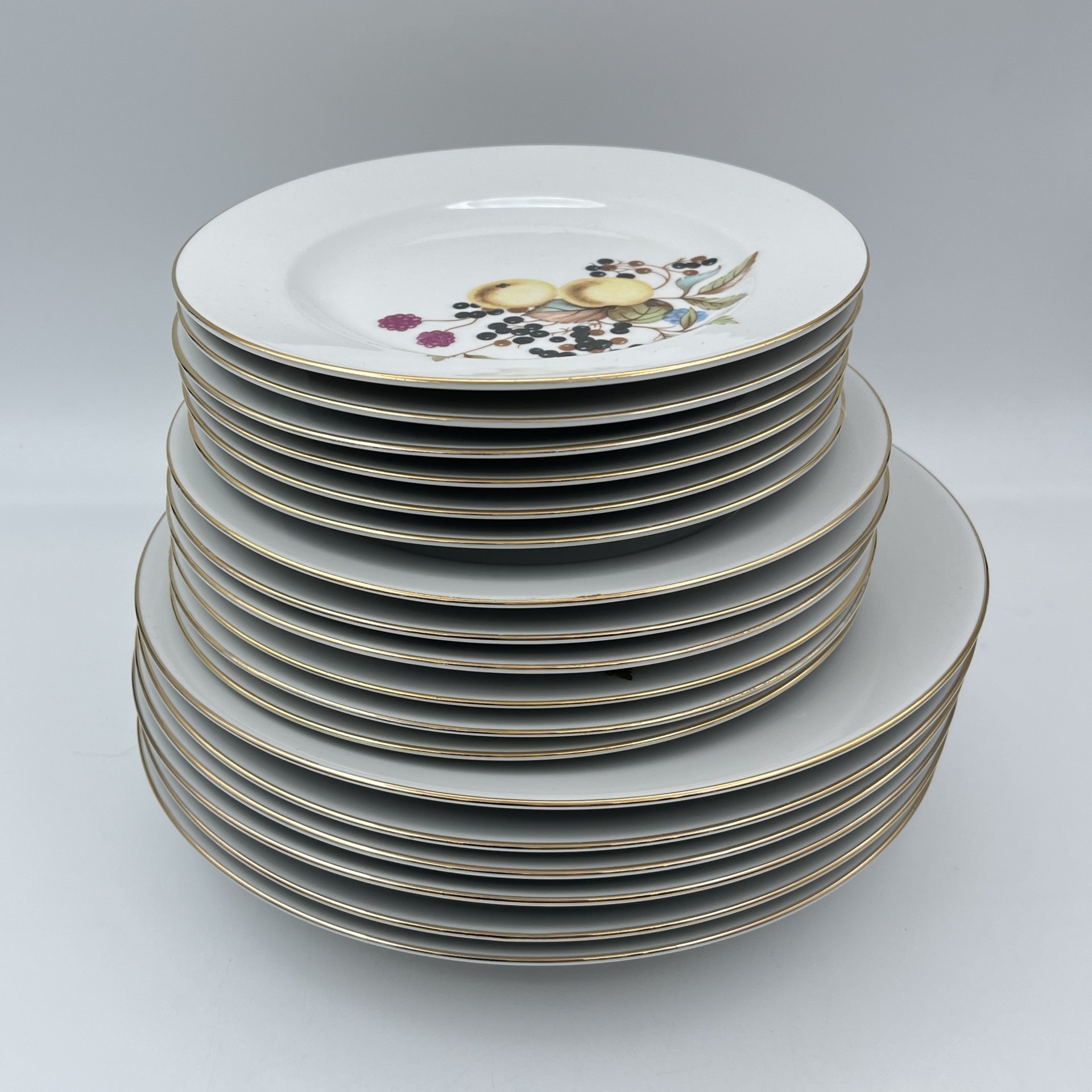 Набор тарелок "Ягоды и фрукты" на 6 персон (18 предметов), фарфор, деколь, золочение, Graf Von Henneberg Porzellan, 1777 Jlmenau, ГДР, 1970-1980 гг.