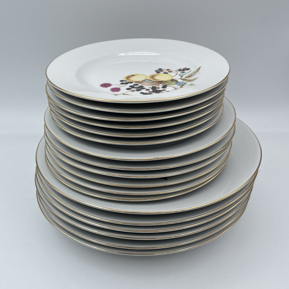 Набор тарелок "Ягоды и фрукты" на 6 персон (18 предметов), фарфор, деколь, золочение, Graf Von Henneberg Porzellan, 1777 Jlmenau, ГДР, 1970-1980 гг.
