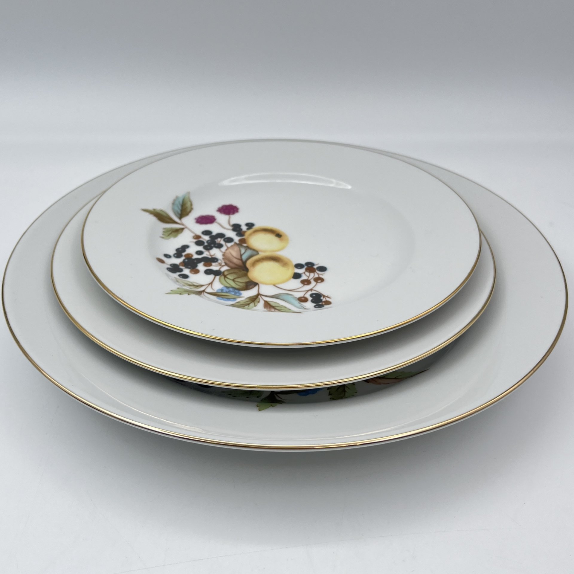 Набор тарелок "Ягоды и фрукты" на 6 персон (18 предметов), фарфор, деколь, золочение, Graf Von Henneberg Porzellan, 1777 Jlmenau, ГДР, 1970-1980 гг.