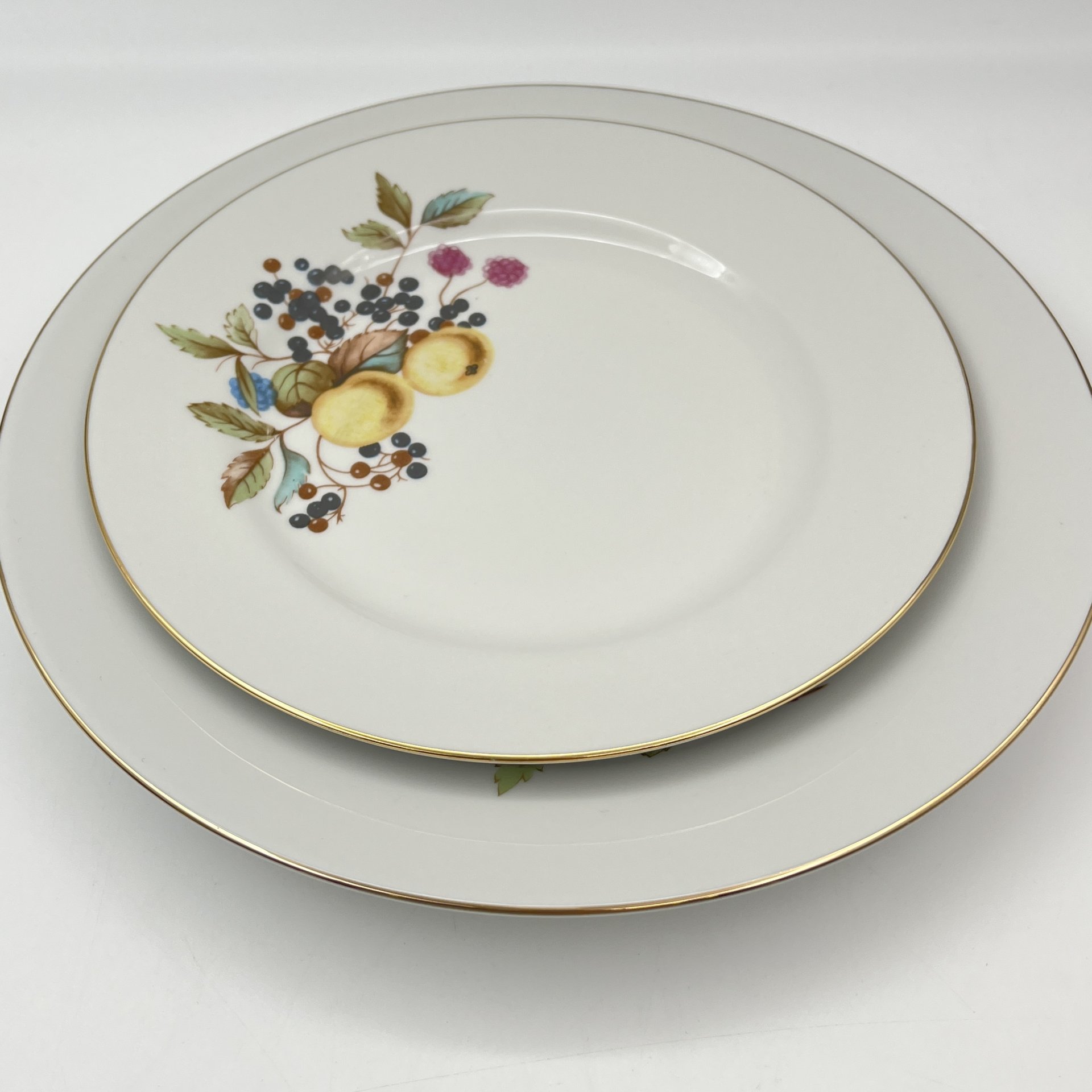 Набор тарелок "Ягоды и фрукты" на 6 персон (18 предметов), фарфор, деколь, золочение, Graf Von Henneberg Porzellan, 1777 Jlmenau, ГДР, 1970-1980 гг.