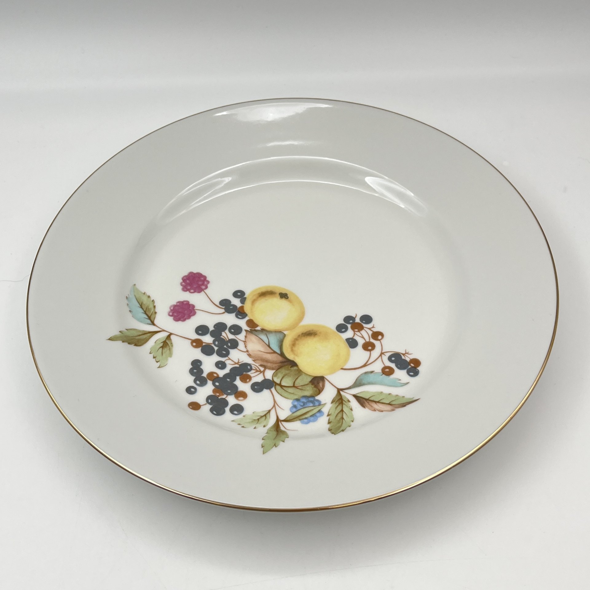 Набор тарелок "Ягоды и фрукты" на 6 персон (18 предметов), фарфор, деколь, золочение, Graf Von Henneberg Porzellan, 1777 Jlmenau, ГДР, 1970-1980 гг.