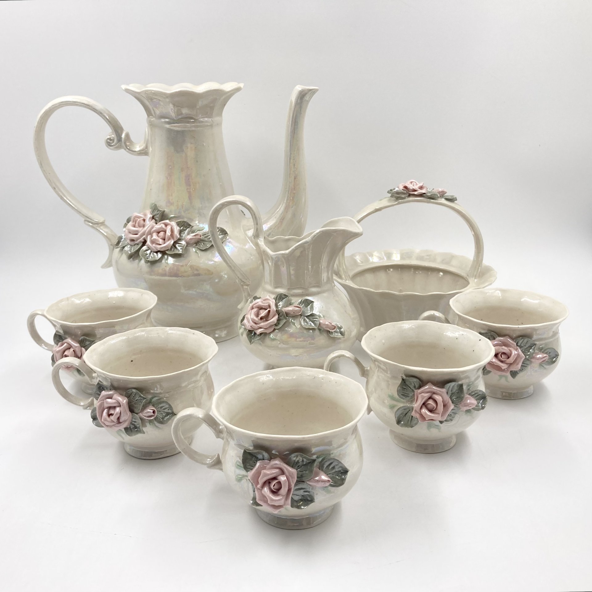 Сервиз на 5 персон с лепным декором (сахарница/конфетница, чайник, молочник, 5 чашек), фарфор, люстр, СССР, 1970-1990 гг.