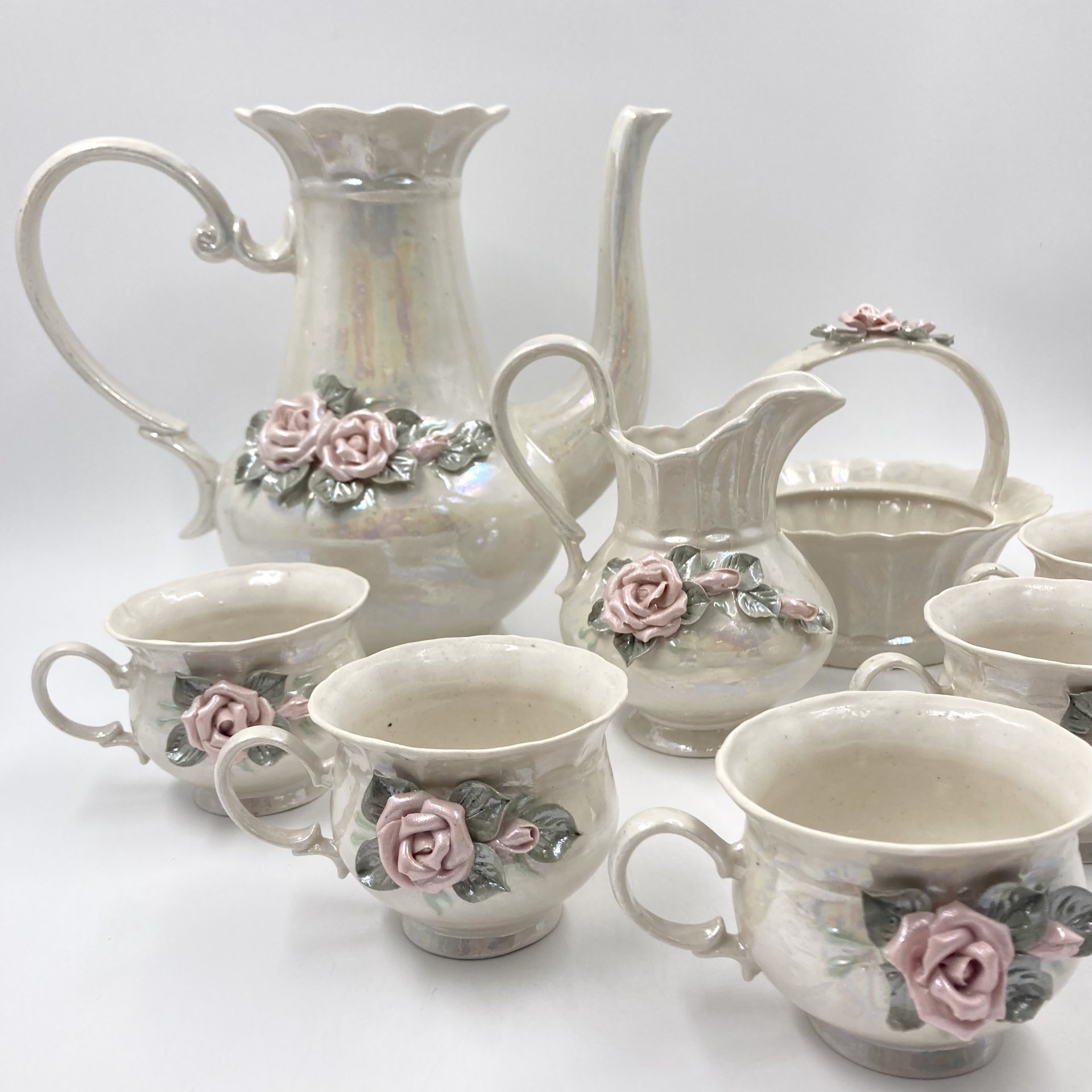 Сервиз на 5 персон с лепным декором (сахарница/конфетница, чайник, молочник, 5 чашек), фарфор, люстр, СССР, 1970-1990 гг.