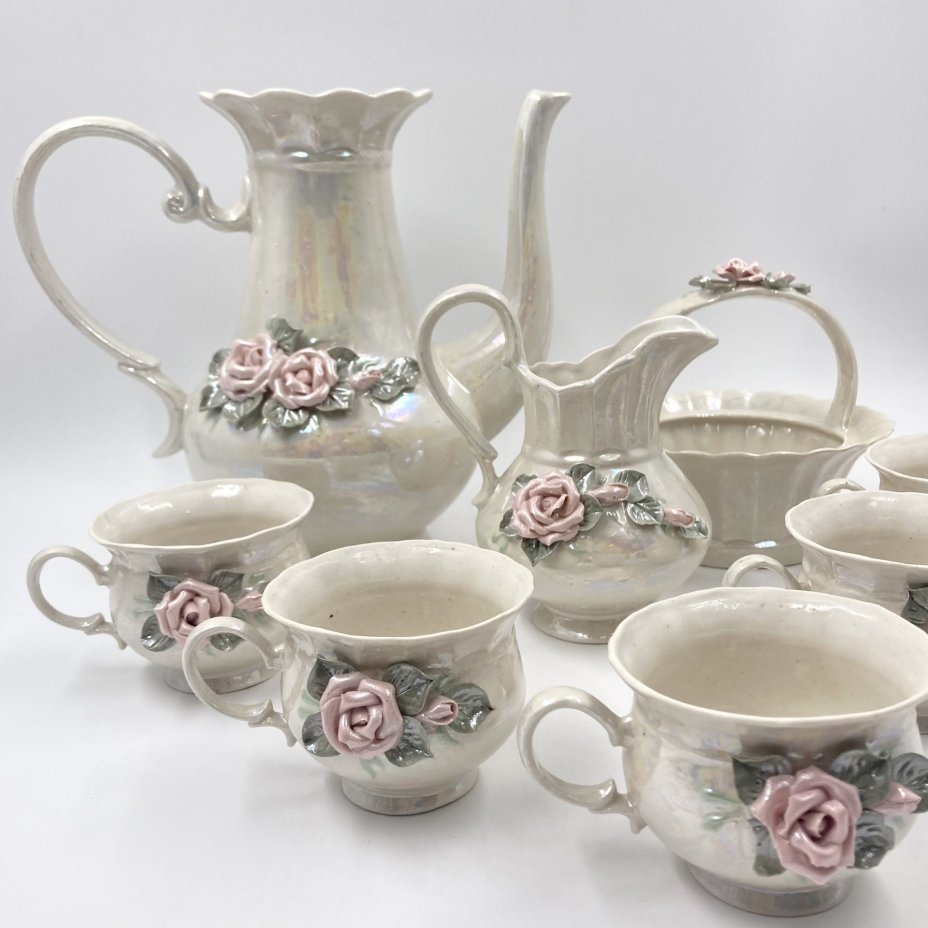 Сервиз на 5 персон с лепным декором (сахарница/конфетница, чайник, молочник, 5 чашек), фарфор, люстр, СССР, 1970-1990 гг.