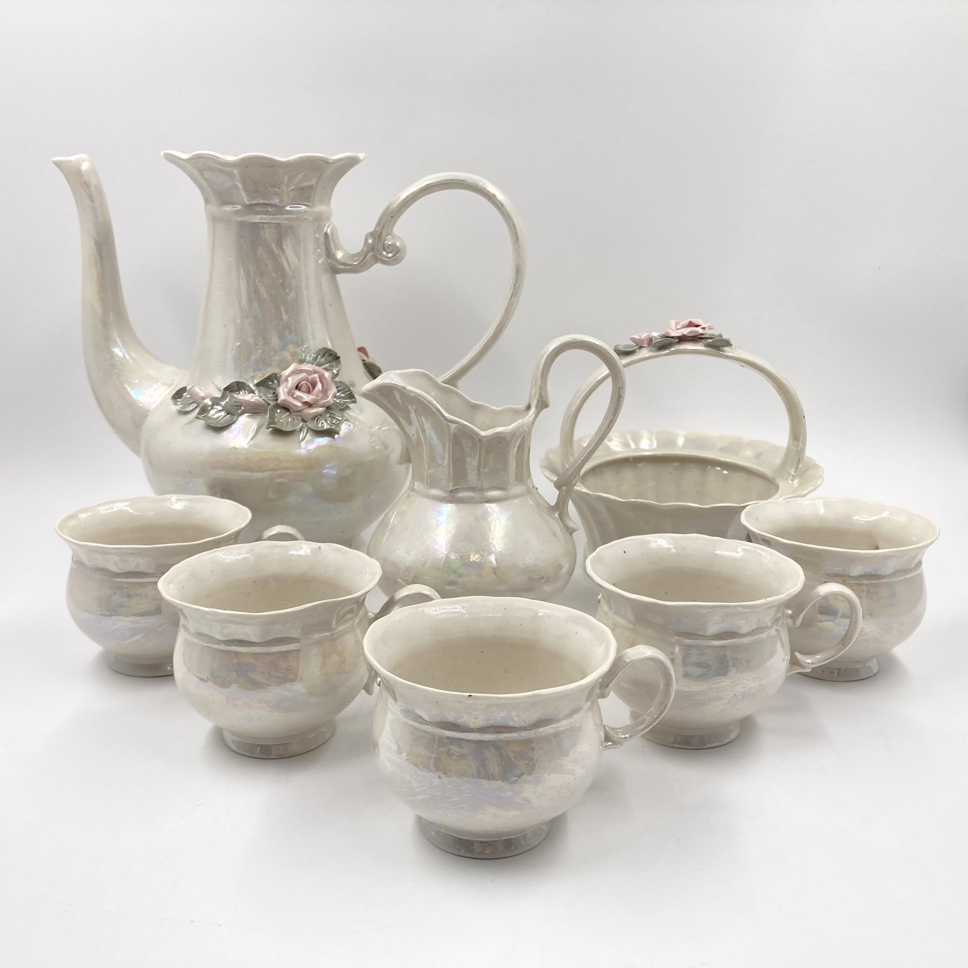 Сервиз на 5 персон с лепным декором (сахарница/конфетница, чайник, молочник, 5 чашек), фарфор, люстр, СССР, 1970-1990 гг.