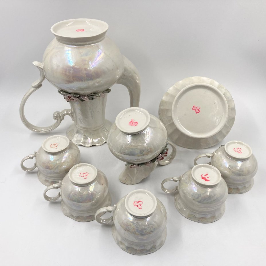 Сервиз на 5 персон с лепным декором (сахарница/конфетница, чайник, молочник, 5 чашек), фарфор, люстр, СССР, 1970-1990 гг.