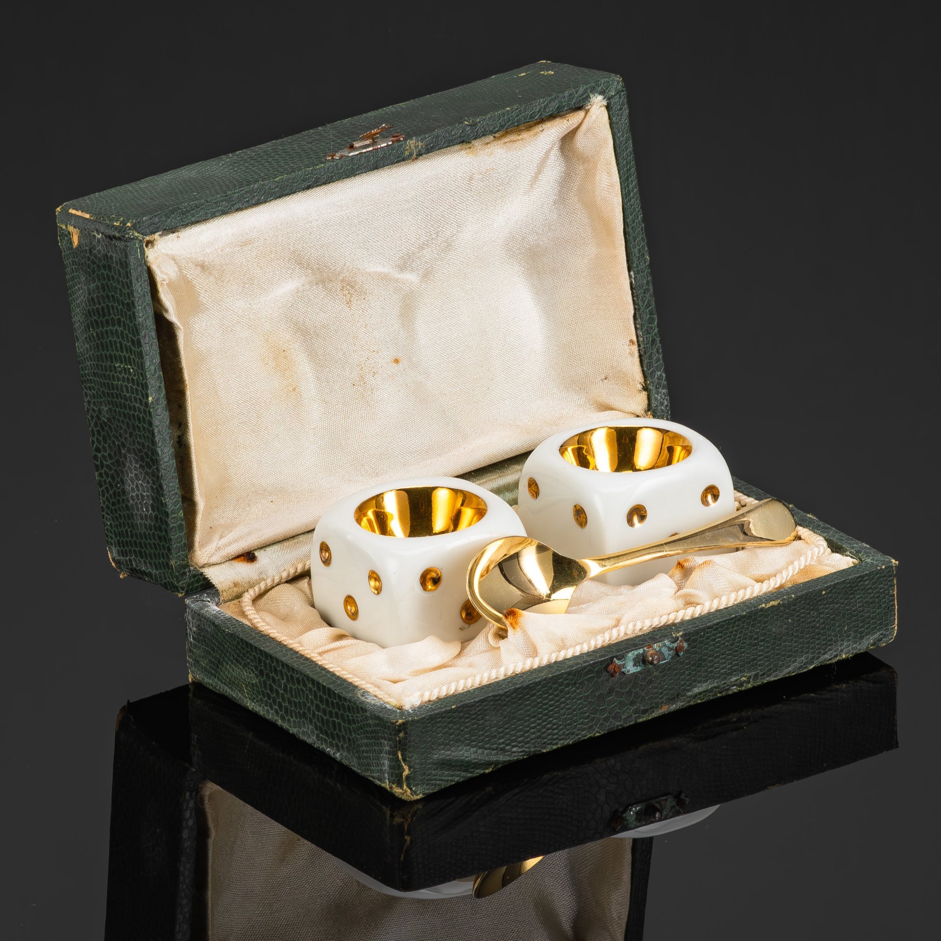 Набор для завтрака (пашотницы) "Игральные кости" в футляре, фарфор, золочение, сплав металлов, Европа, 1970-1990 гг.