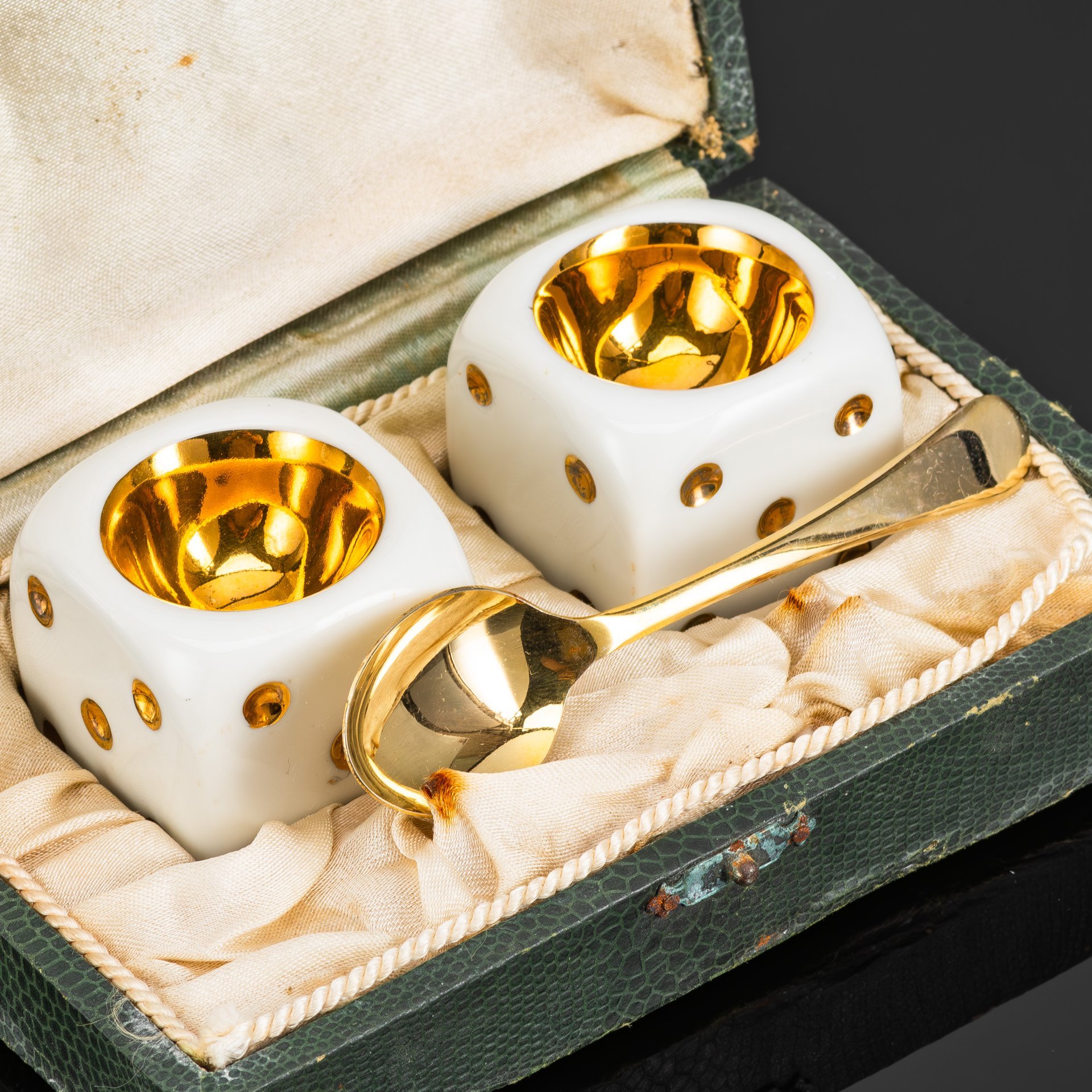 Набор для завтрака (пашотницы) "Игральные кости" в футляре, фарфор, золочение, сплав металлов, Европа, 1970-1990 гг.