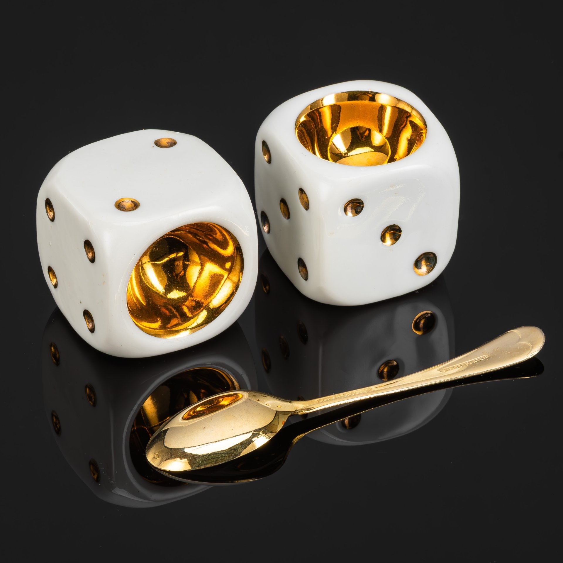 Набор для завтрака (пашотницы) "Игральные кости" в футляре, фарфор, золочение, сплав металлов, Европа, 1970-1990 гг.