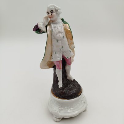 Статуэтка "Кавалер в камзоле", фарфор, роспись, люстр, золочение