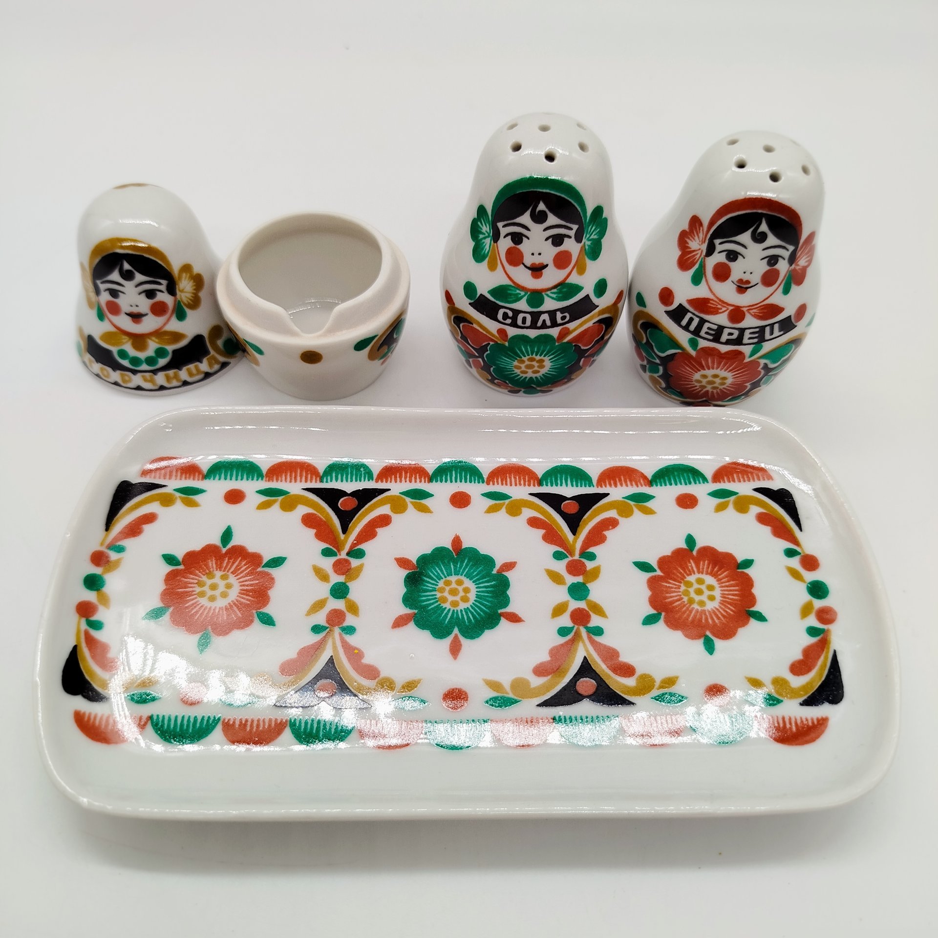 Набор для специй "Матрёшки" на подносе (перечница, солонка, горчичница), Дмитровский фарфоровый завод (ДФЗ Вербилки)